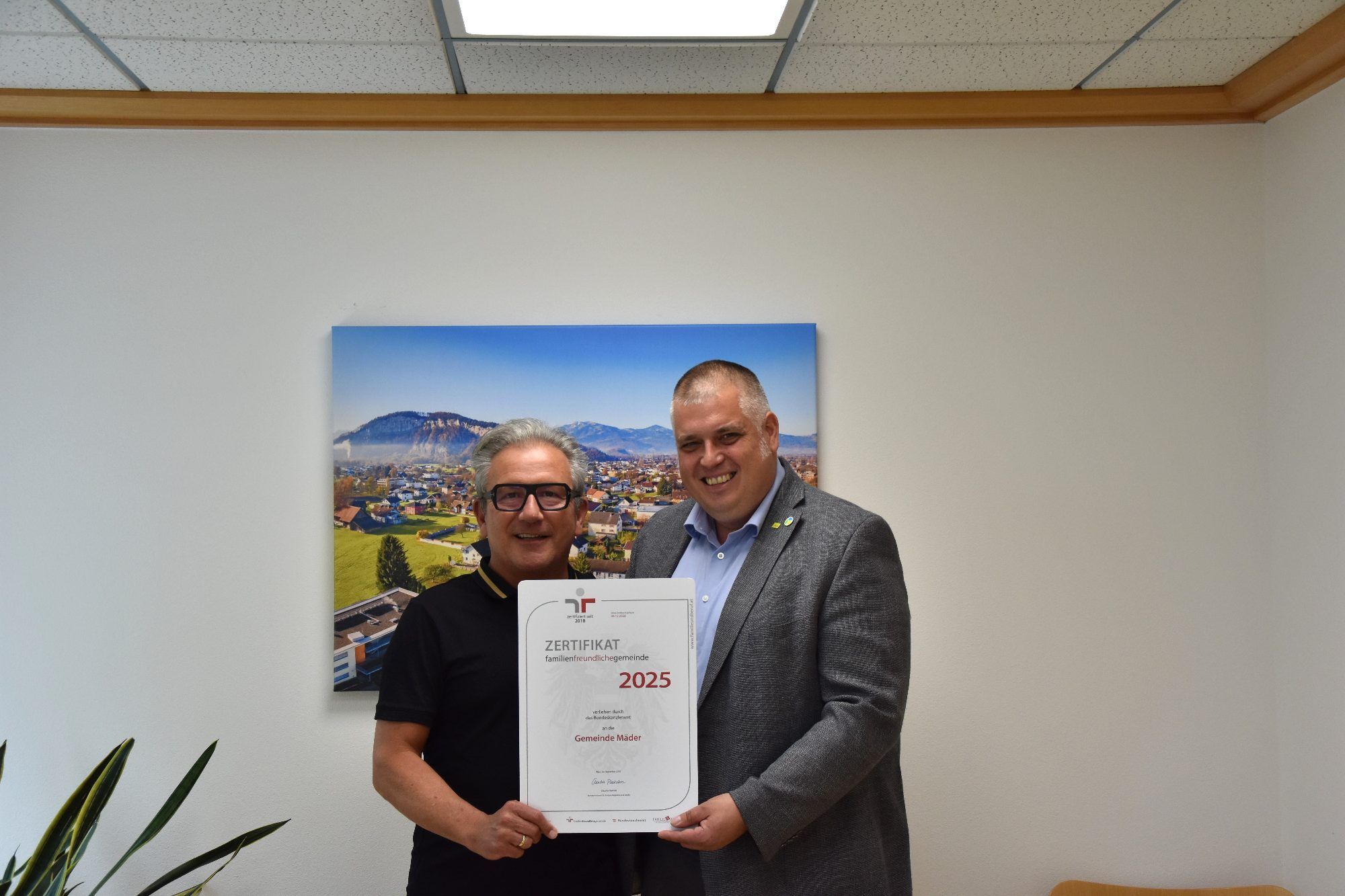 Gemeindevertreter Kurt Renner und Bürgermeister Daniel Schuster mit dem Zertifikat zur familienfreundlichen Gemeinde. (c) Gemeinde Mäder