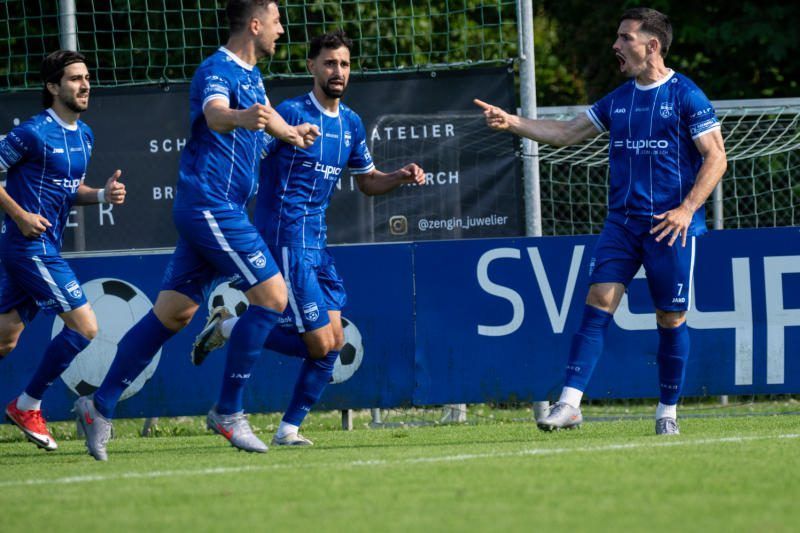 Lhotzky jubelt mit seinen Kollegen zur Führung.