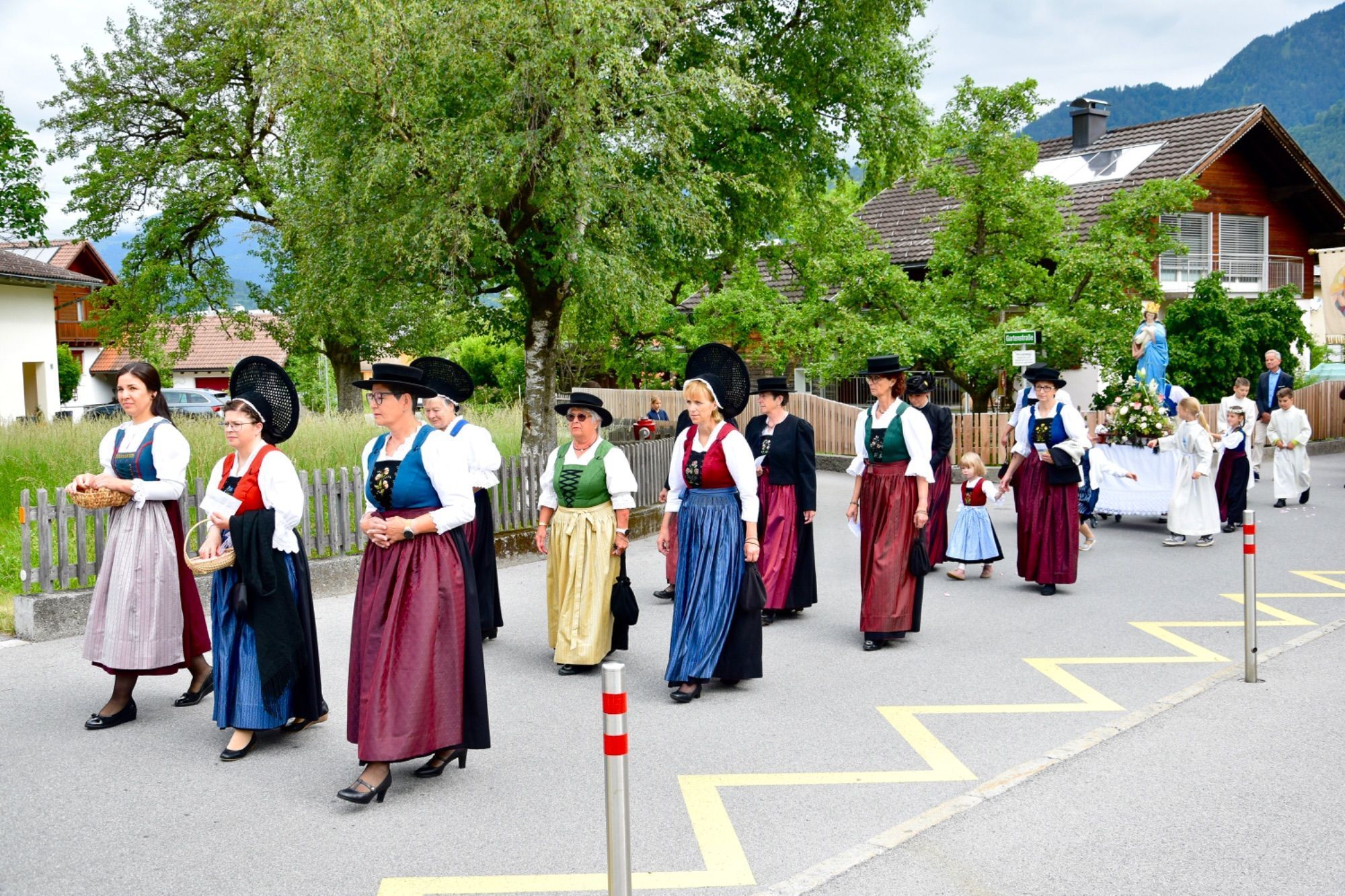 Ein farbenfrohes Bild verleihen der Fronleichnamsprozession in Bürs die Trachtenfrauen.