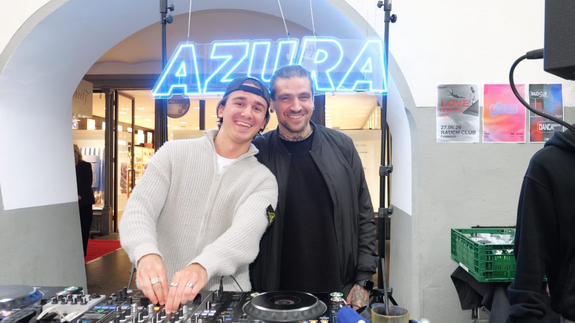 David und Daniel von Azura legten House Music auf den Plattenteller.