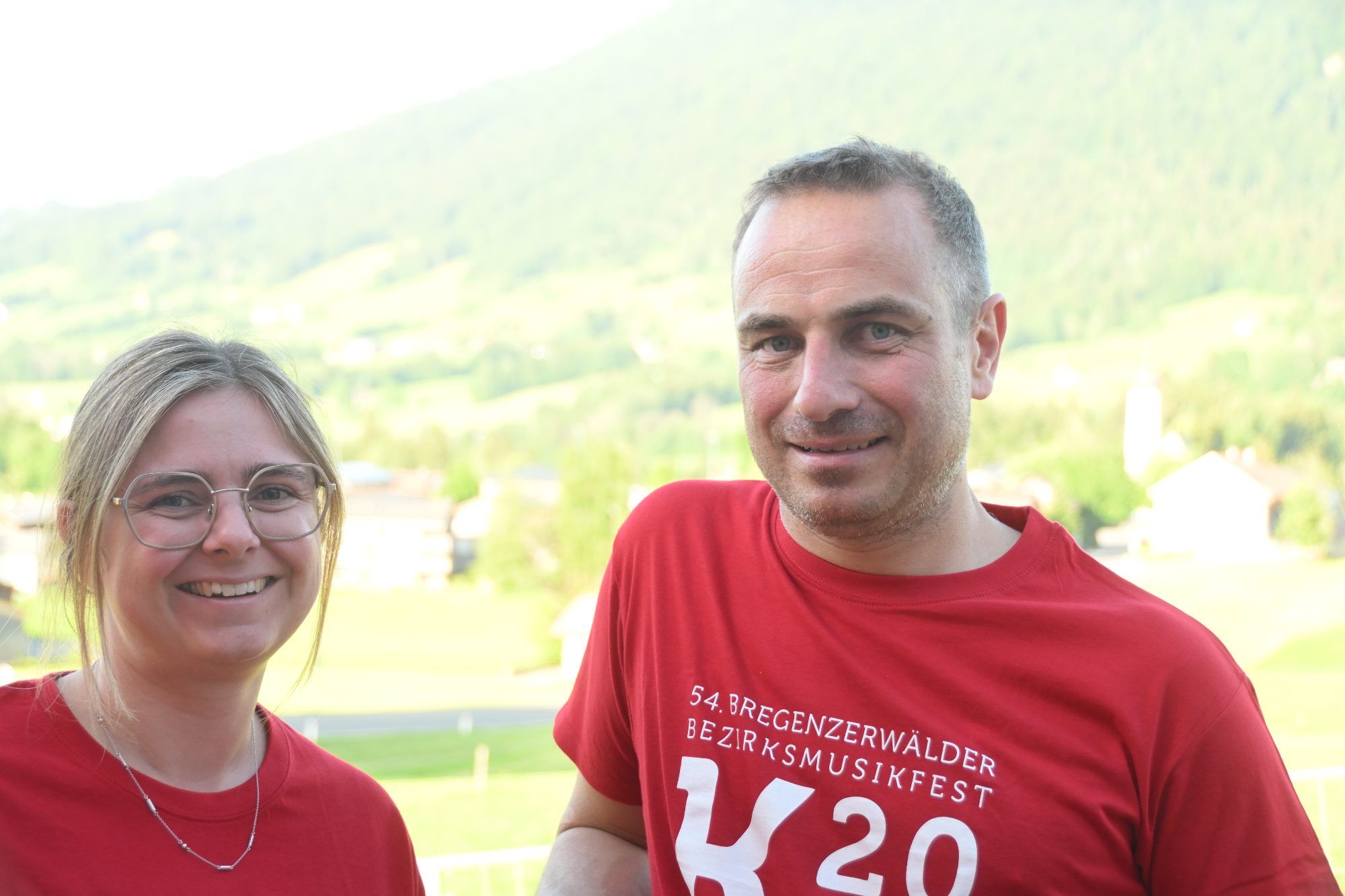 Nadine Spanring (Medien) und Obmann Stefan Fink (Obmann) laden zum Bezirksmusikfest ein