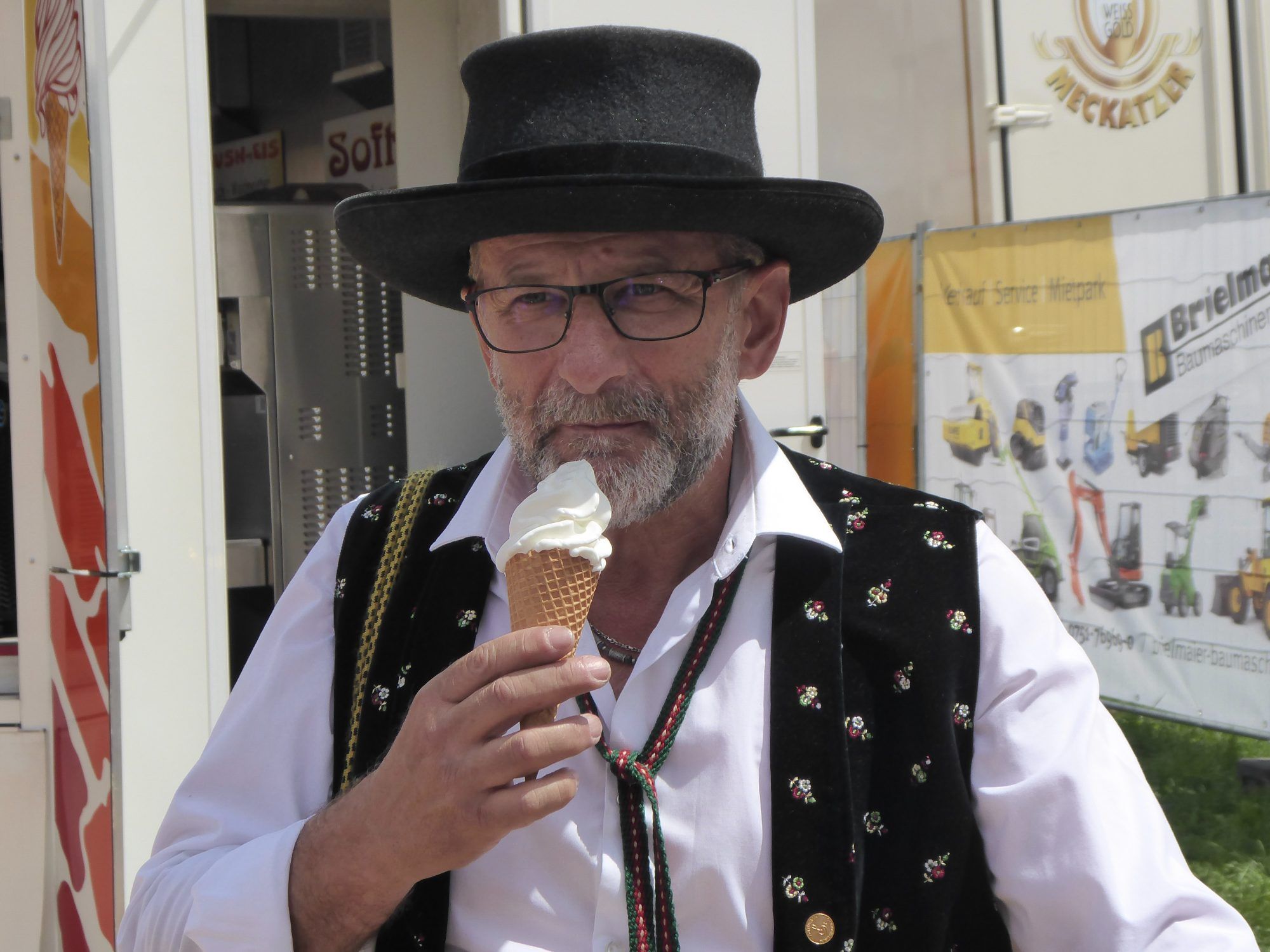 Gerne genießt er beim ein oder anderen Musikfest ein Eis.