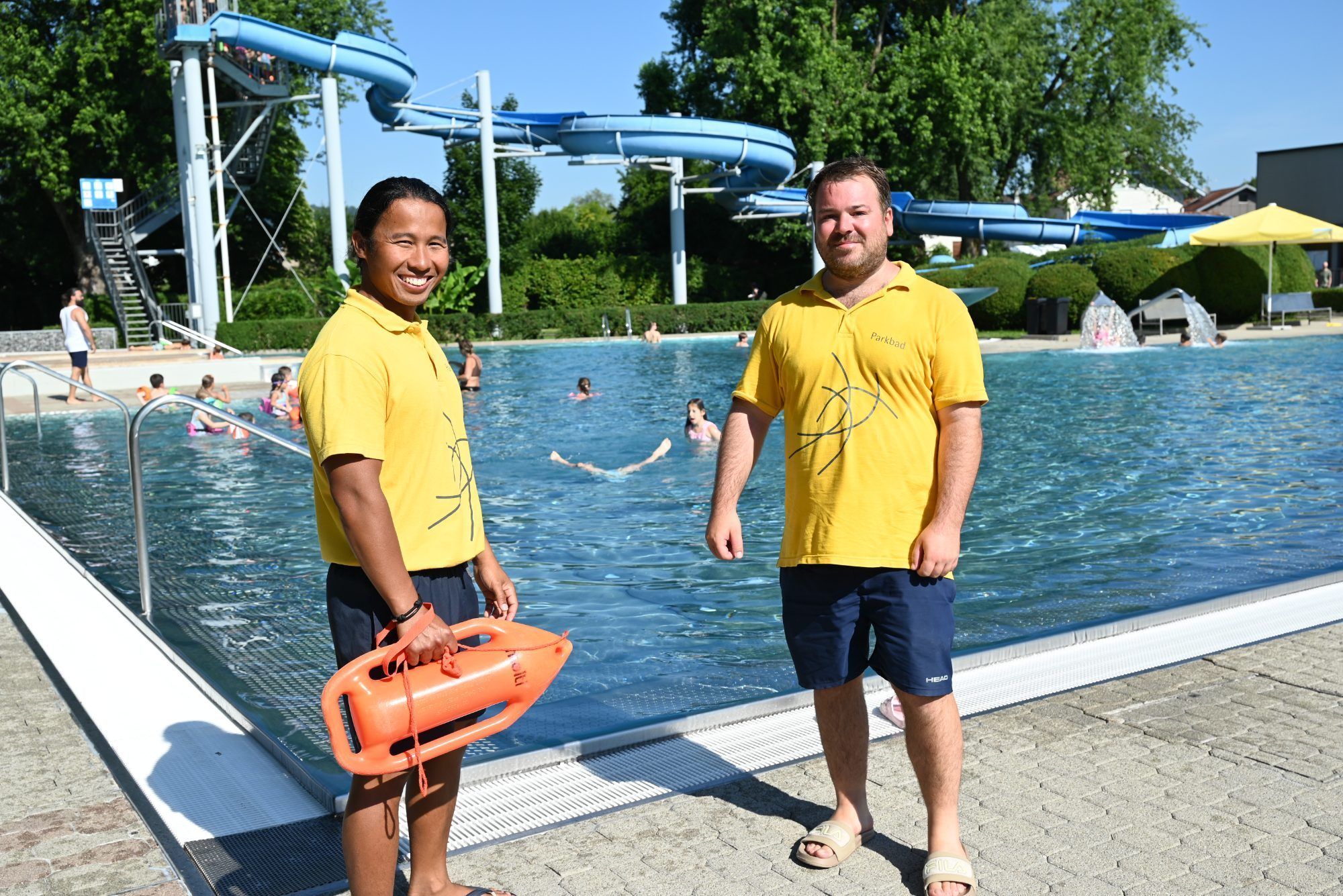 Ari und Dominik sind gerne Bademeister und freuen sich, wenn die Gäste sich wohl fühlen. 