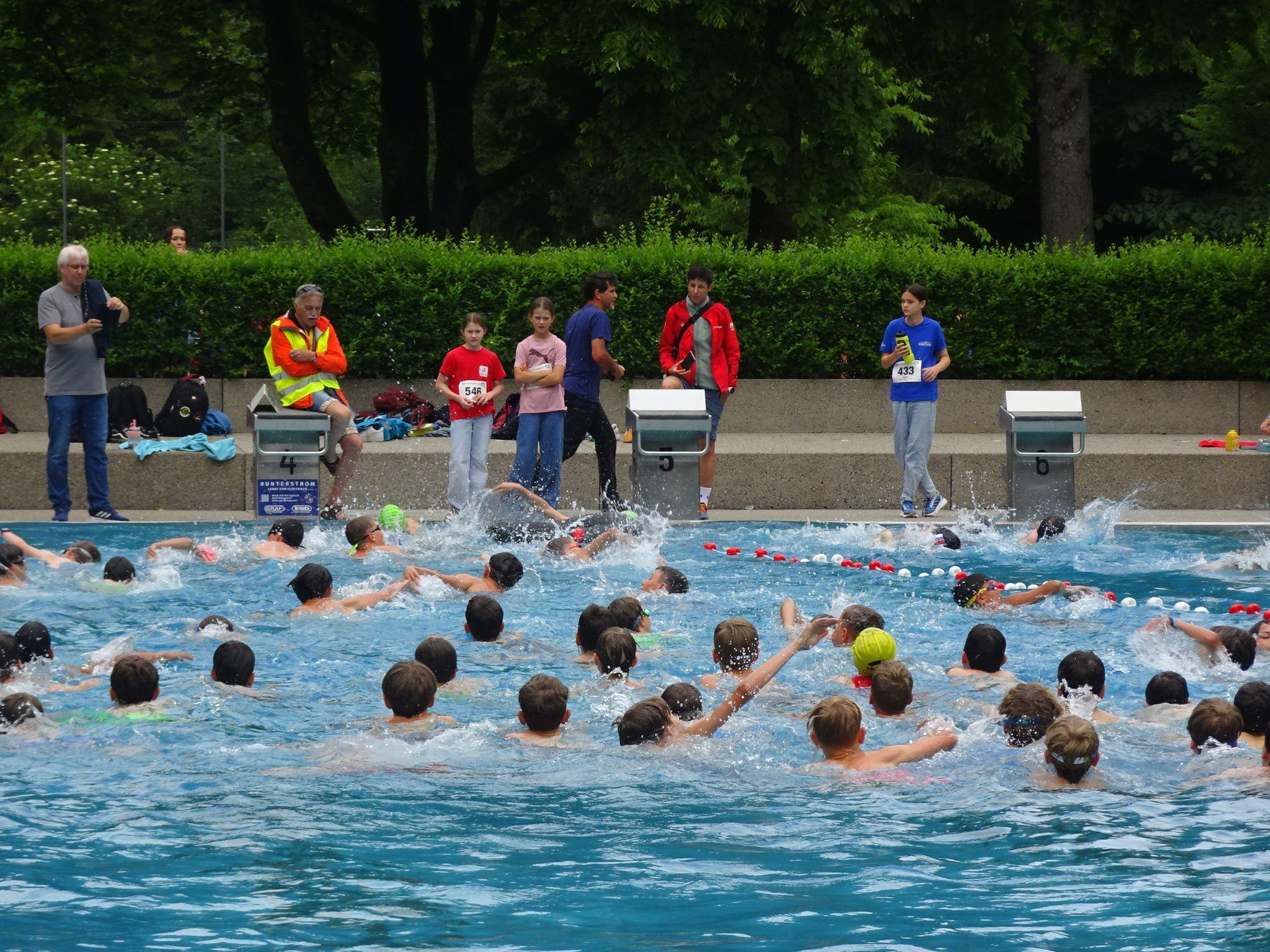 Rund 460 Schülerinnen und Schüler stellten beim Schulaquathlon ihr Können unter Beweis.