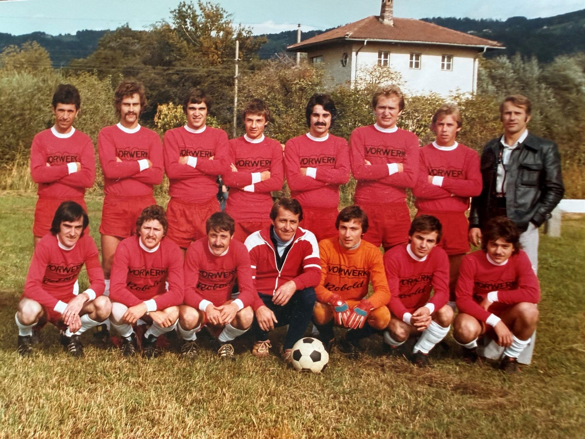 Die Kampfmannschaft des SV Lochau im Spieljahr 1977/78: Walter Grones, Hugo Bata, Christian Fröhlich, Günther Amann, Gabriel Ramsauer, Dietmar Wendenburg und Elmar Amann (vorne von links); Spielertrainer Roland Schlattinger, Siegi Linder, Dolfi Denifl, Christophorus Schmid, Norbert Fontanari, Heinz Houdek, Wolfgang Eberle und Sektionsleiter Herbert Ausserlechner (hinten von links).