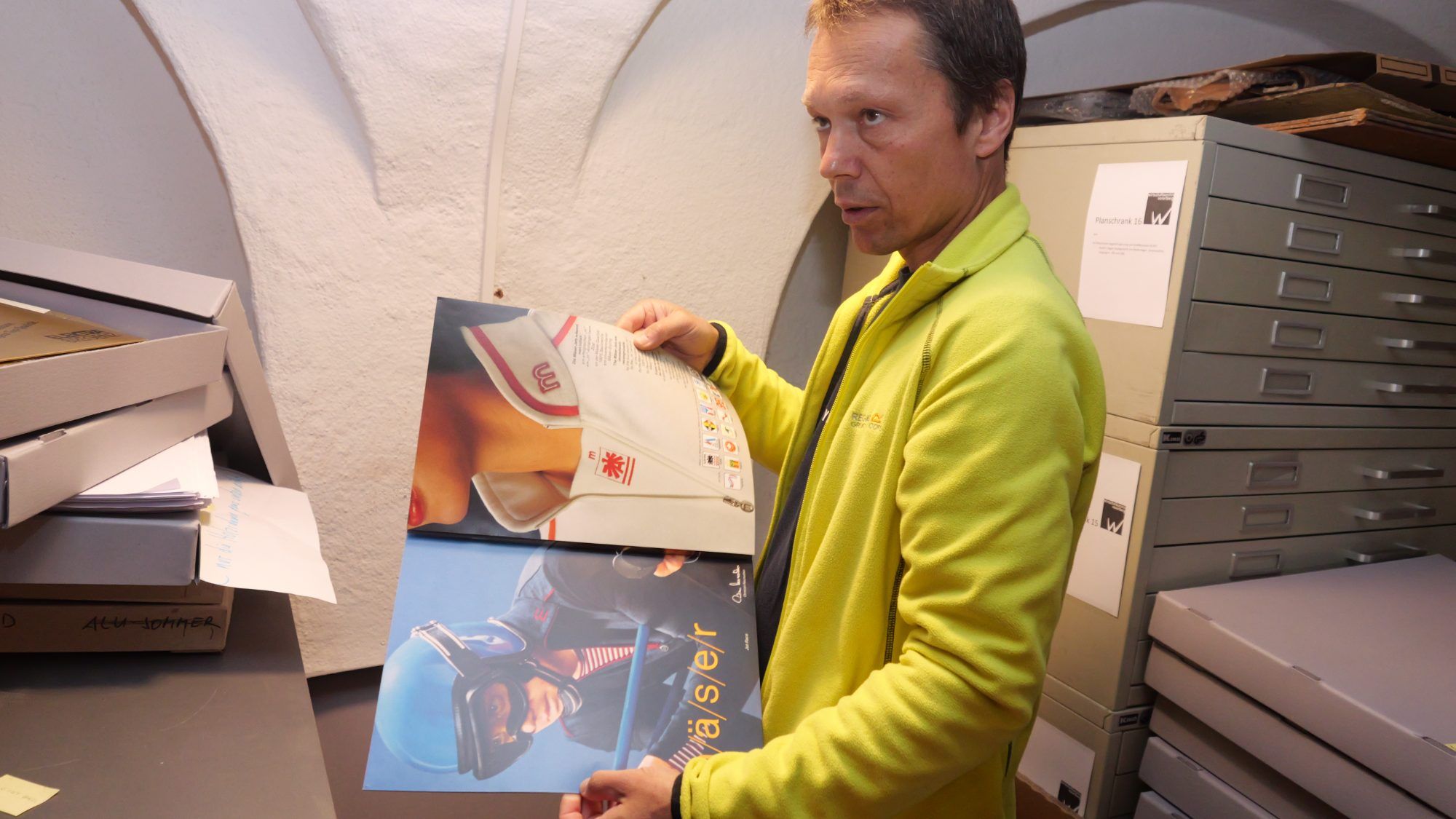 Dr. Christian Feurstein mit einer alten Mäser-Unternehmensbroschüre.