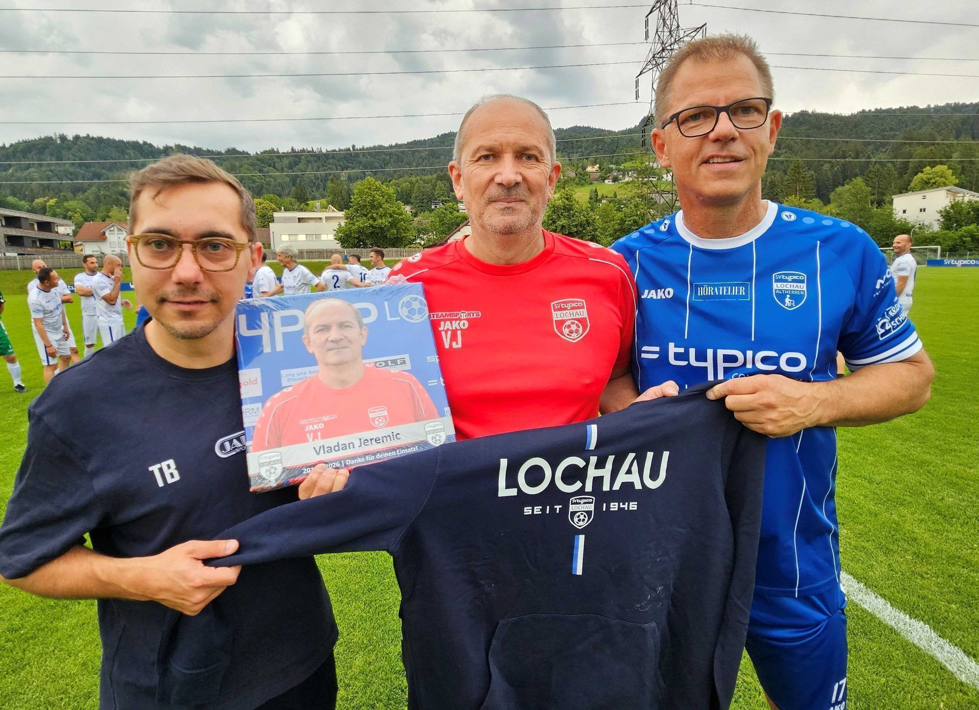 Verabschiedung vom langjährigen erfolgreichen Nachwuchstrainer Vladan Jeremic, im Bild mit Thomas Baldreich und Markus Feldkircher.
