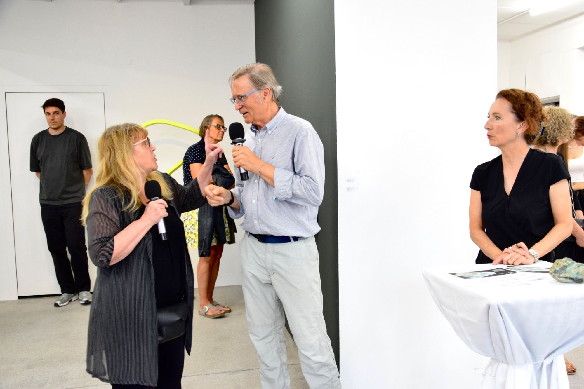 Ruth Schnell im Gespräch mit Roland Haas; rechts im Bild: Dagmar Lang, Obfrau des Kunstforum Montafon.