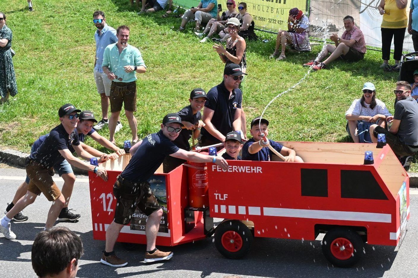 Die Jungfeuerwehr löschte tatsächlich die Zigarette eines Zuschauers