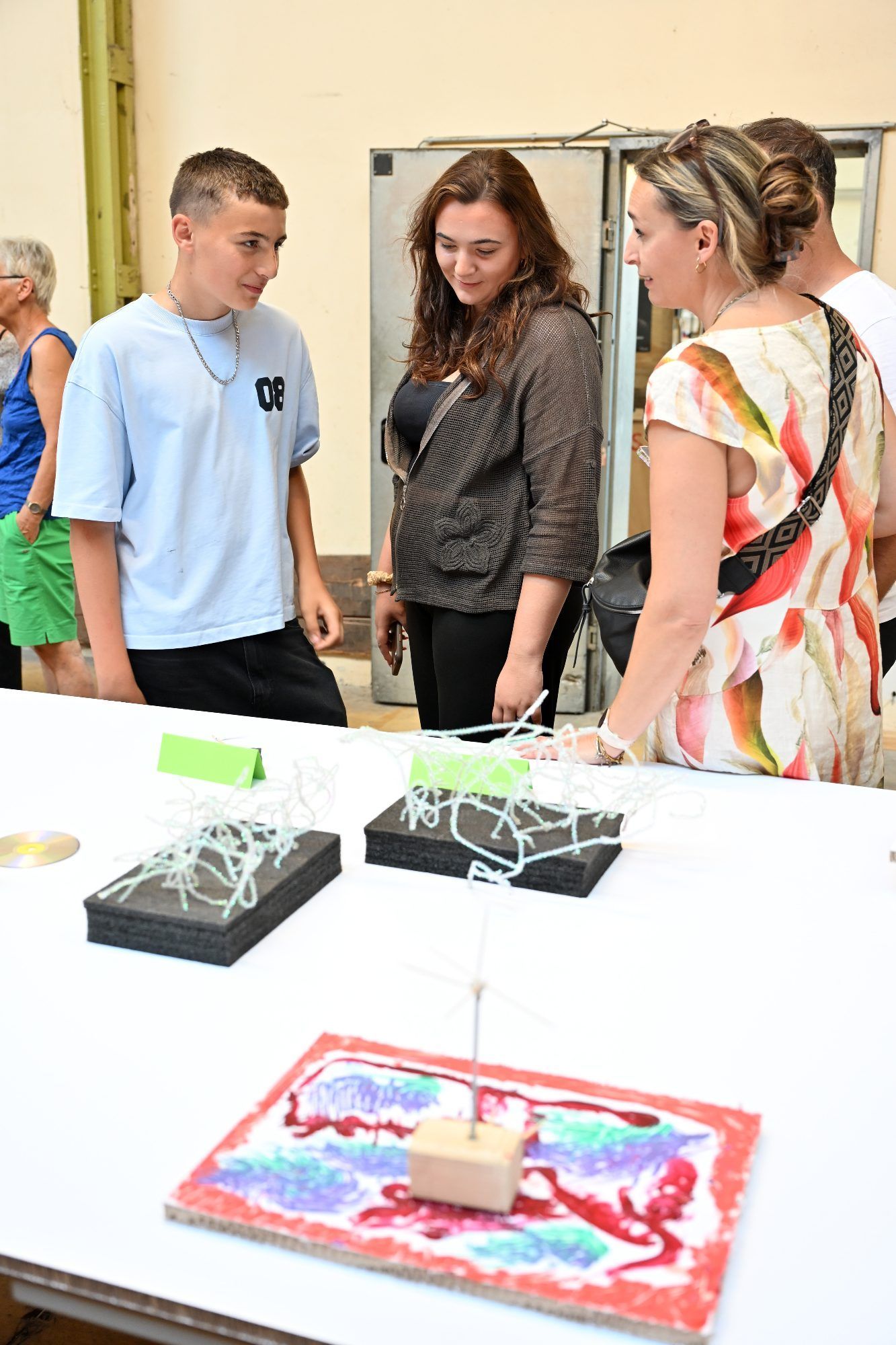 Ein Blick auf die Fotoausstellung dokumentierte den Entstehungsprozess des Projekts.