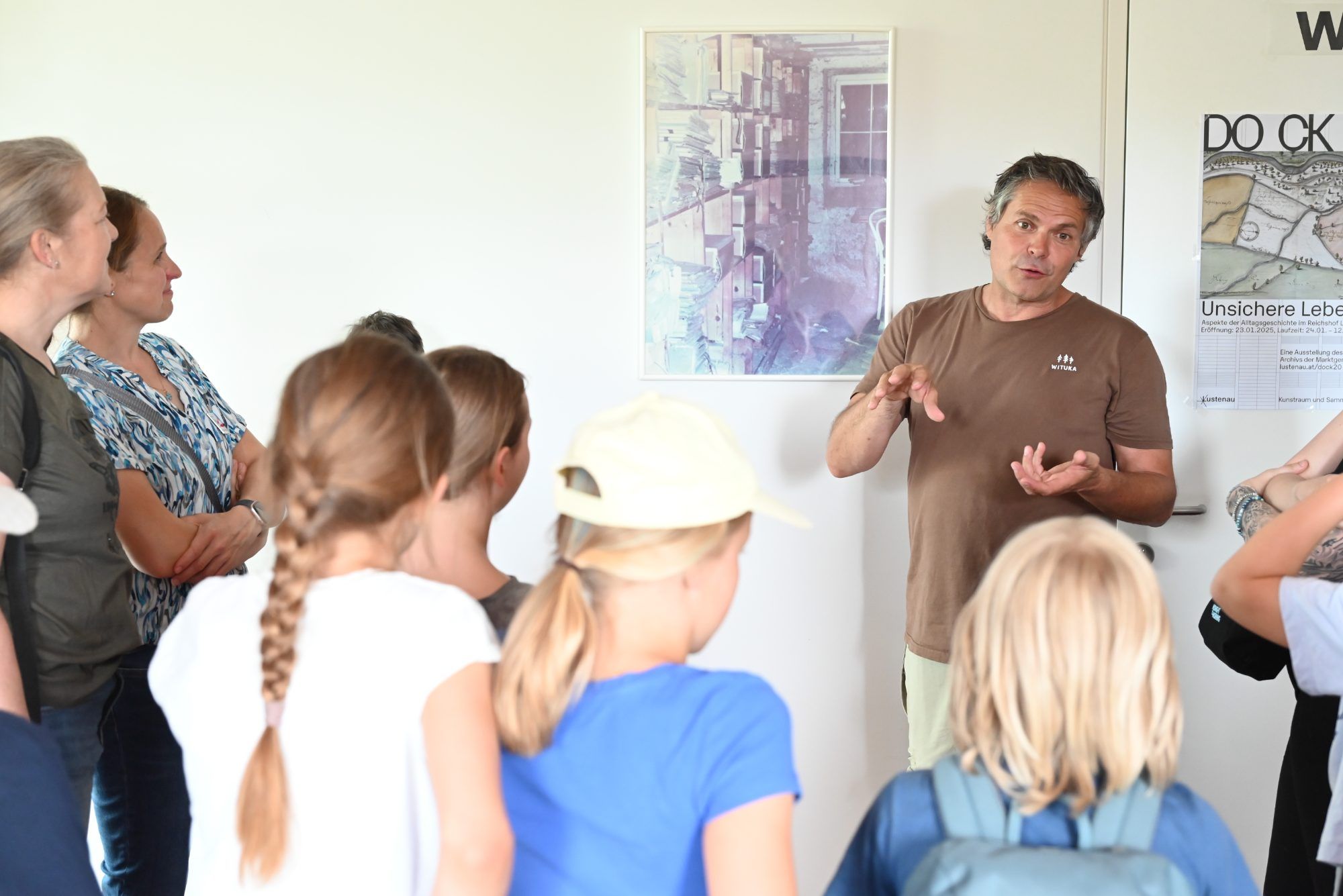 Im Archiv erklärte Oliver Heinzle, welche Dokumente sich bei ihm befinden und weshalb sie hier gelagert werden.