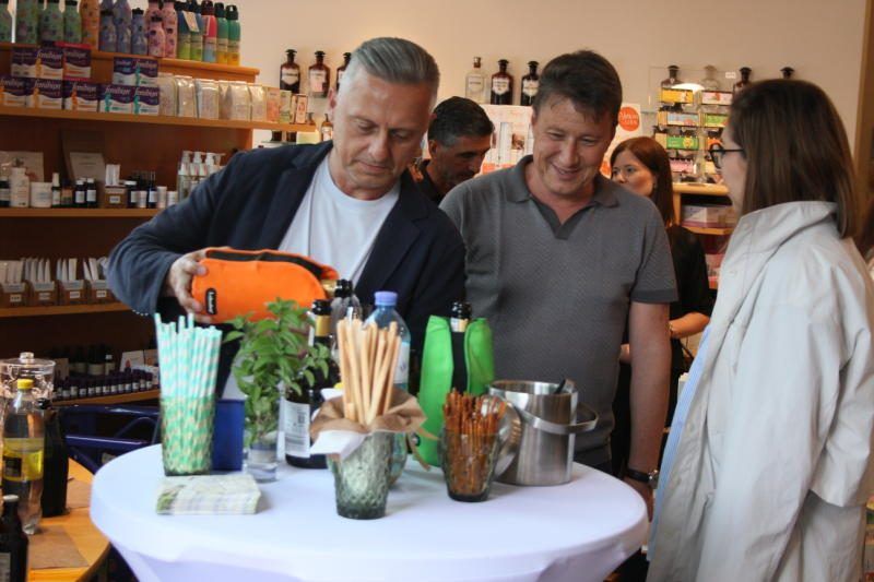 Thomas Cajnko (l.) bediente zusammen mit Helmut Zelzer (Mitte) die Besucher.innen.