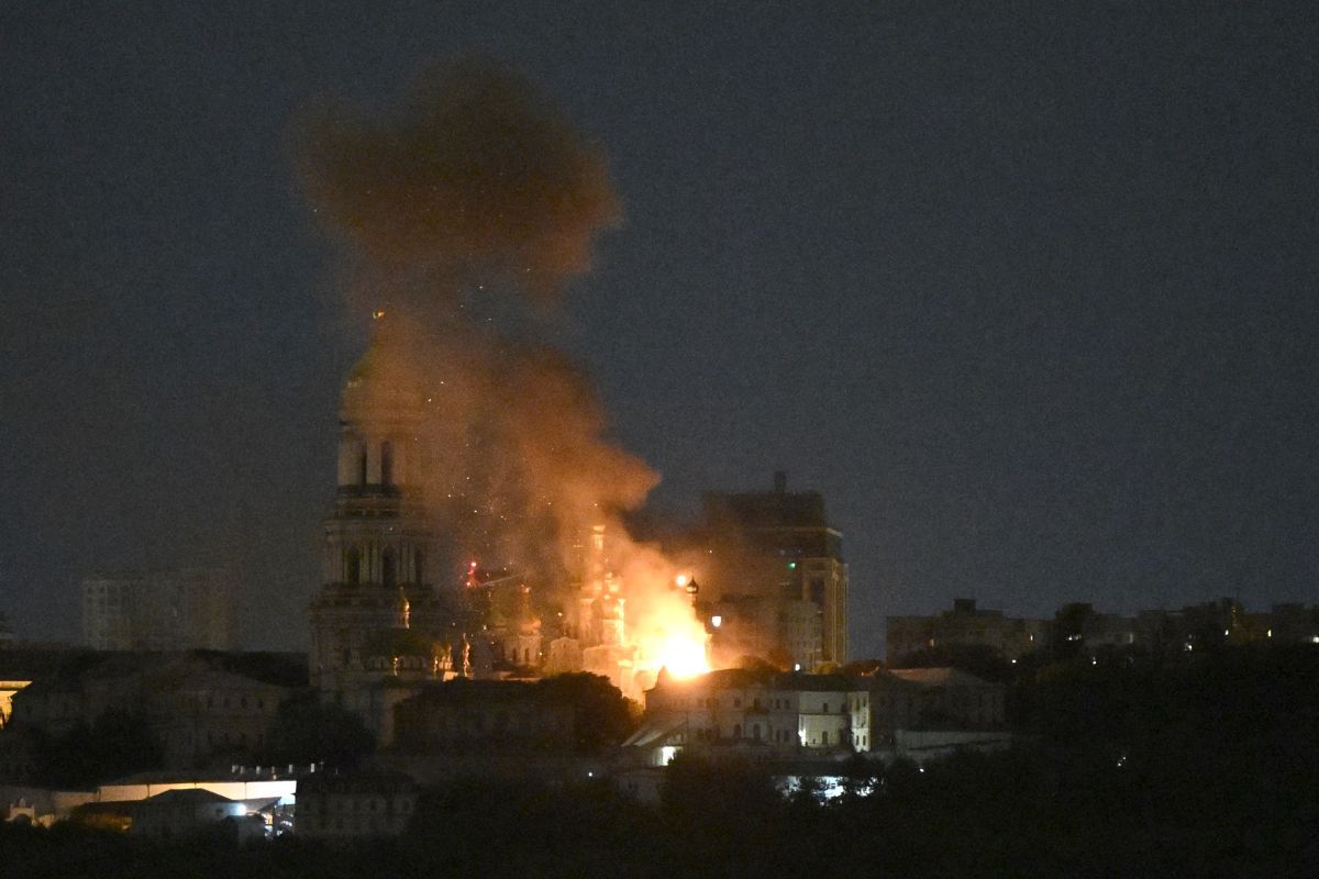 Feuer in Höhlen-Kloster in Kiew nach russischem Angriff