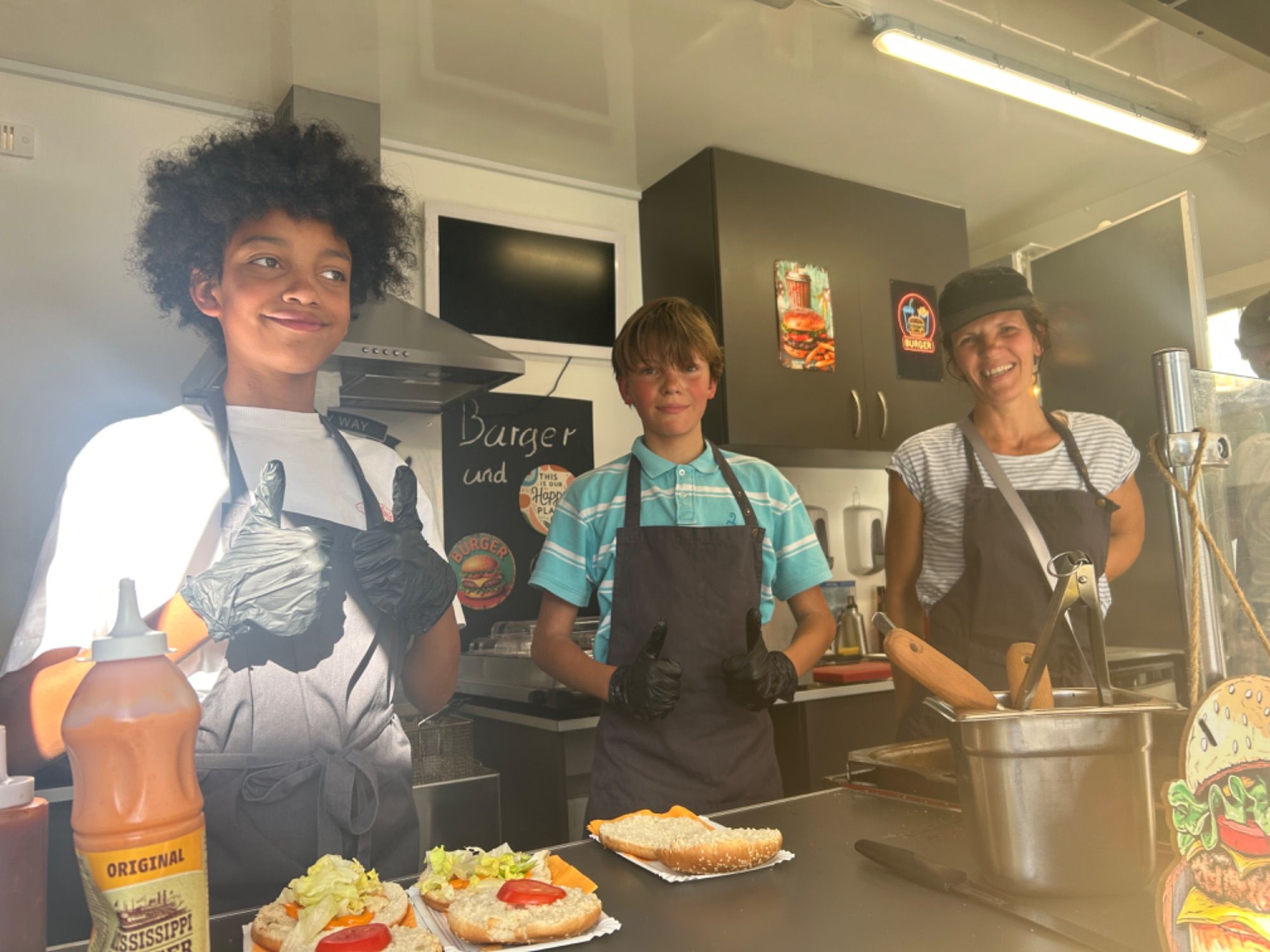 Im Speistruck Alphawolf herrschten ohnehin sommerliche Temperaturen bei Noah Ruprecht, Pius und Waltraud Holzner