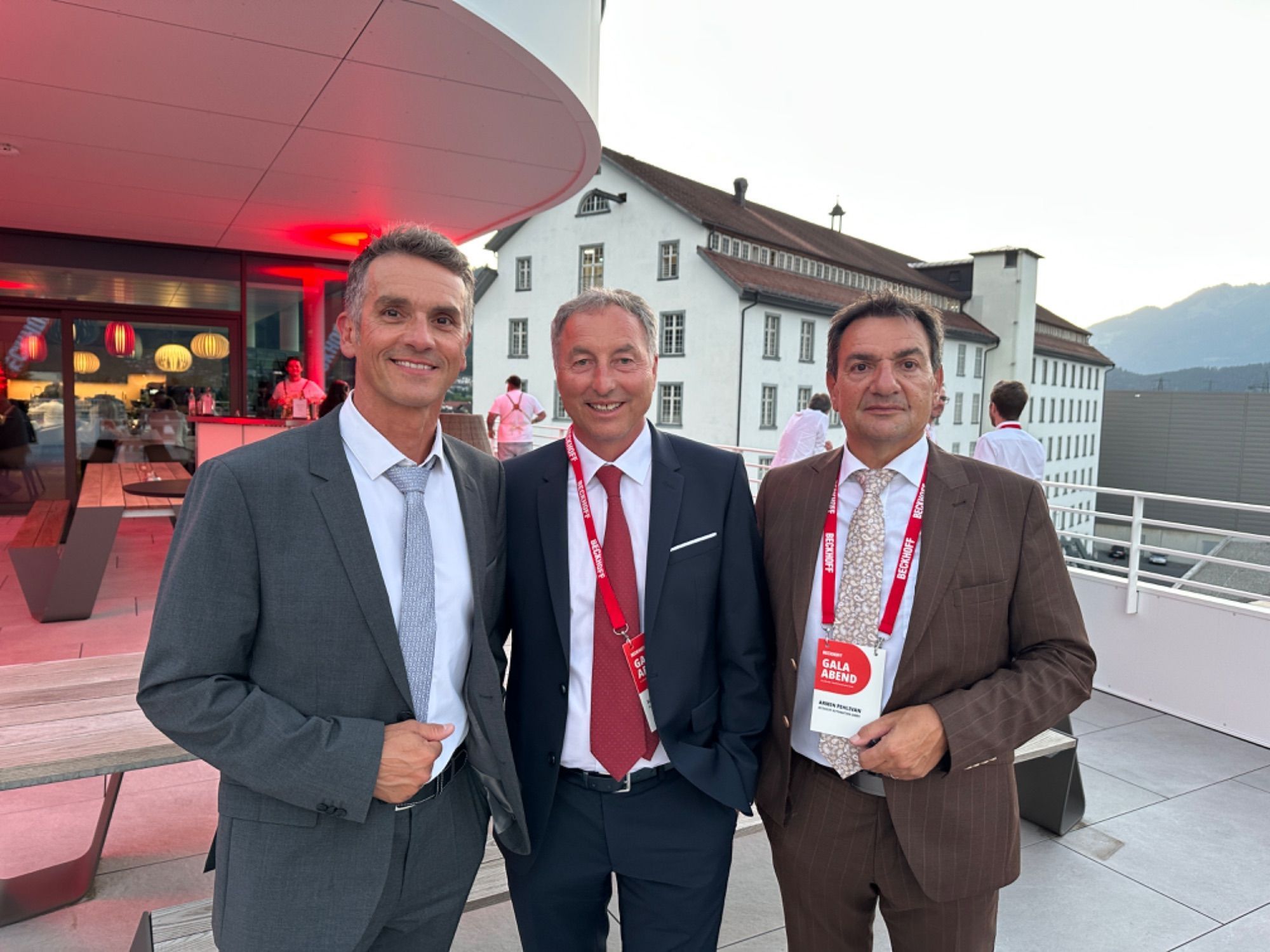 Michael Fleisch (Geschäftsführer von Beckhoff Automation GmbH), Bauleiter Heinz Fleisch sowie der zweite Geschäftsführer Armin Pehlivan