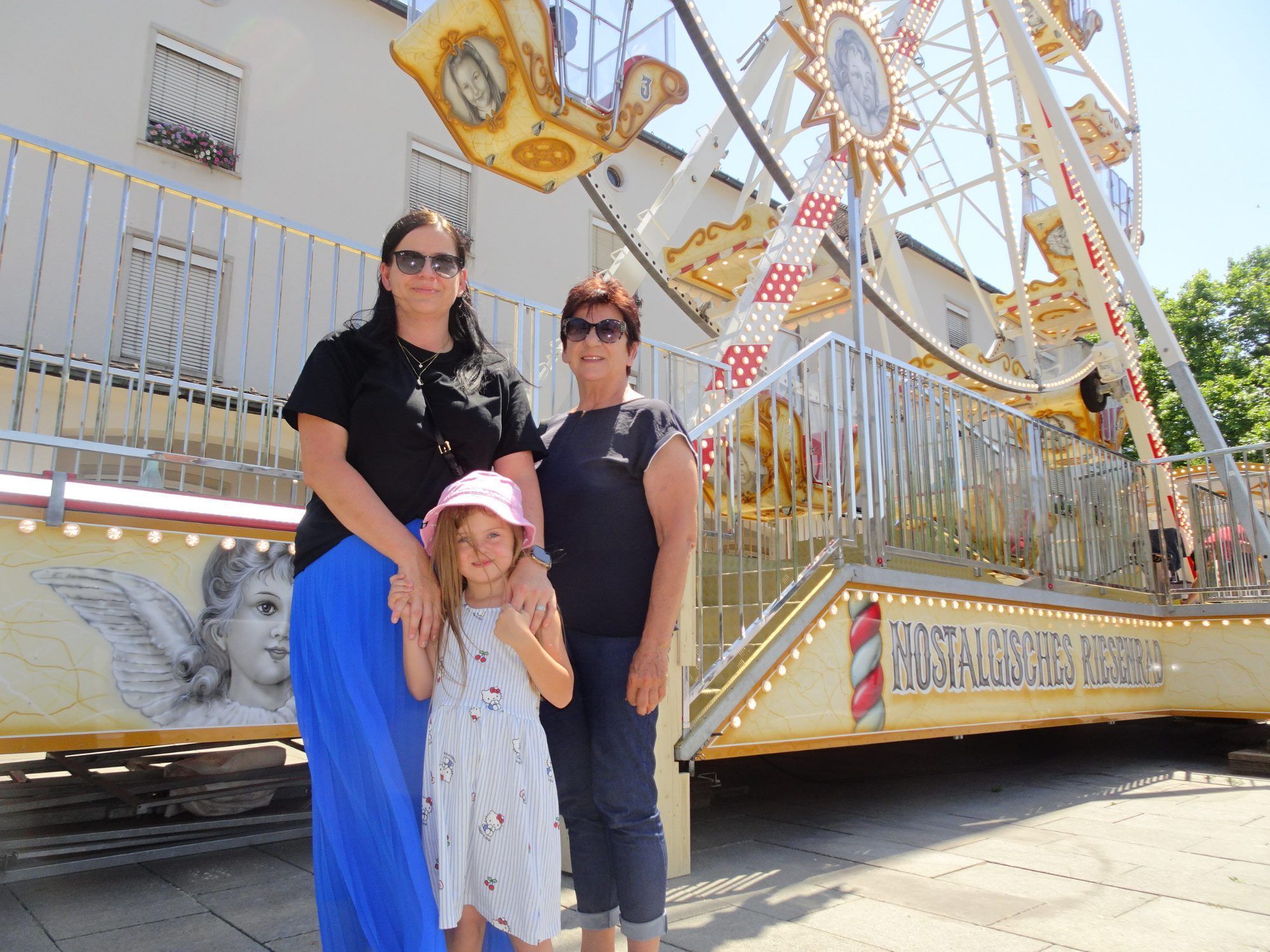 Die kleine Emmi gehörte mit ihrer Mama und Oma zu den ersten Besuchern des dreitägigen Dornbirner Stadtfestes.