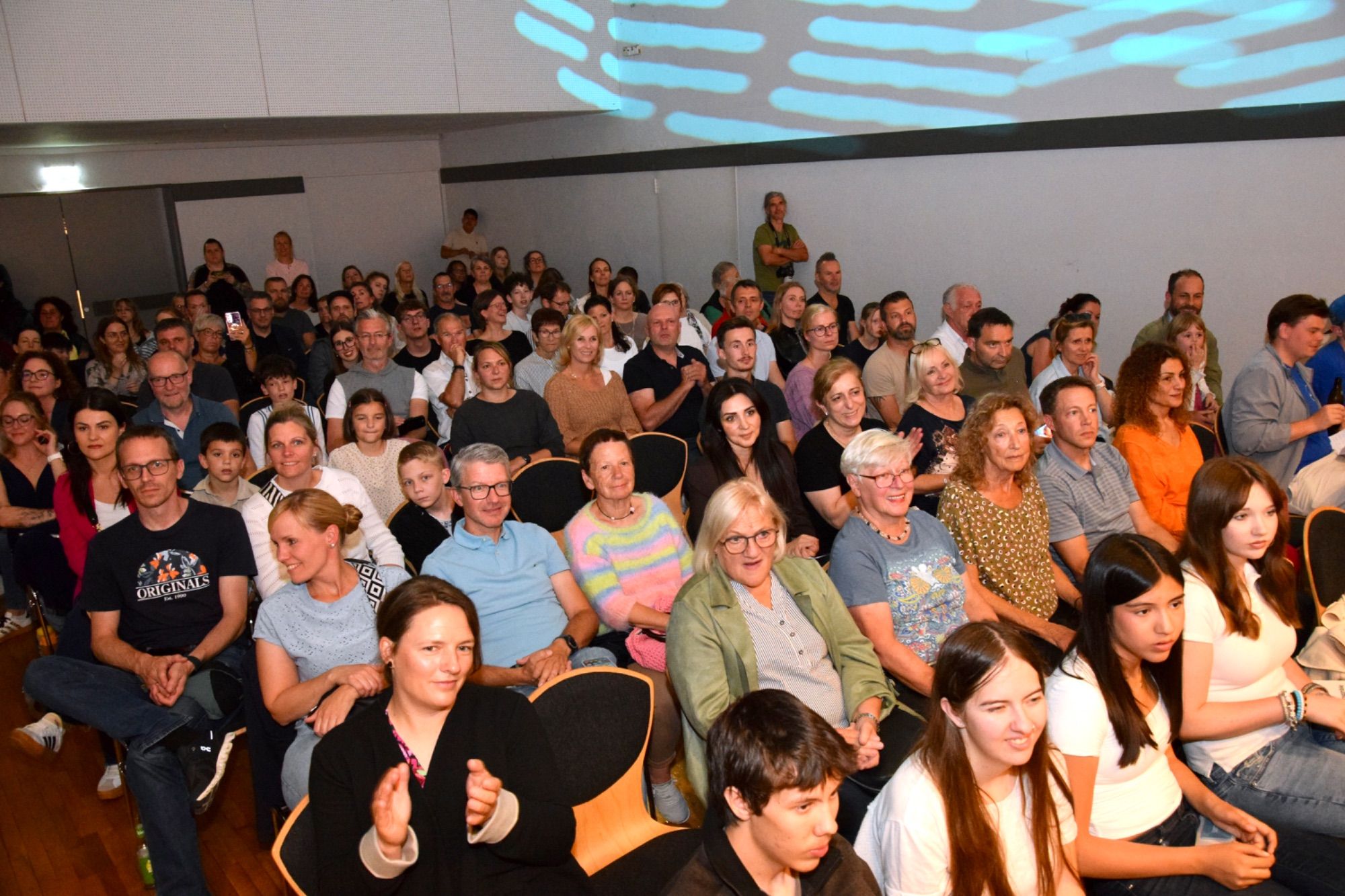 Das Publikum im Bludenzer Stadtsaal lauschte aufmerksam den musikalischen Darbietungen der Schülerinnen und Schüler der Städtischen Musikschule Bludenz.