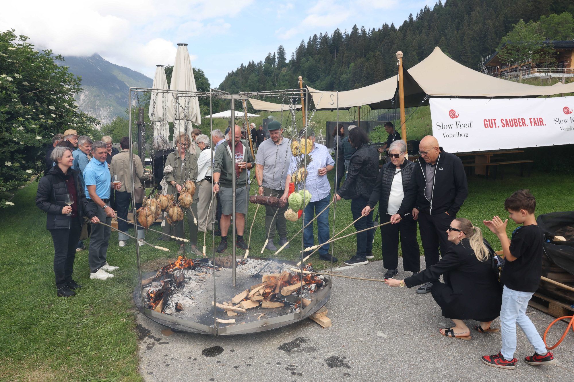 Steckerlbrot-Zubereitung.