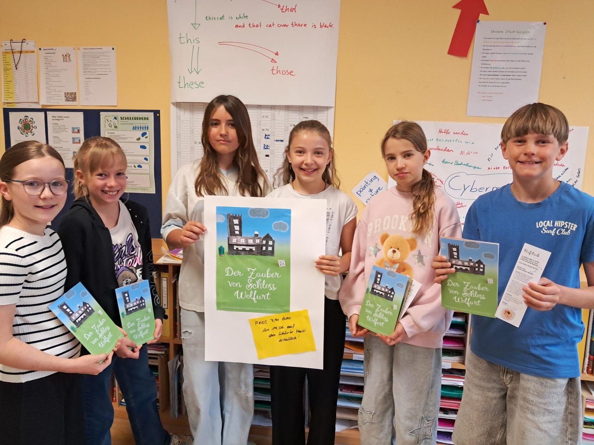 Stolz präsentieren die Kinder ihr eigenen Märchenbuch. (Foto: NAM)