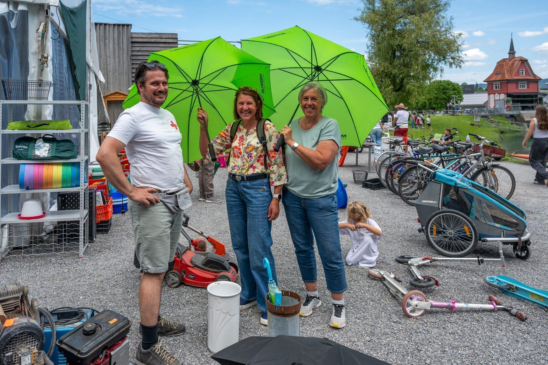 Christl und Annemarie haben schon für die nächste Schlechtwetterperiode vorgesorgt