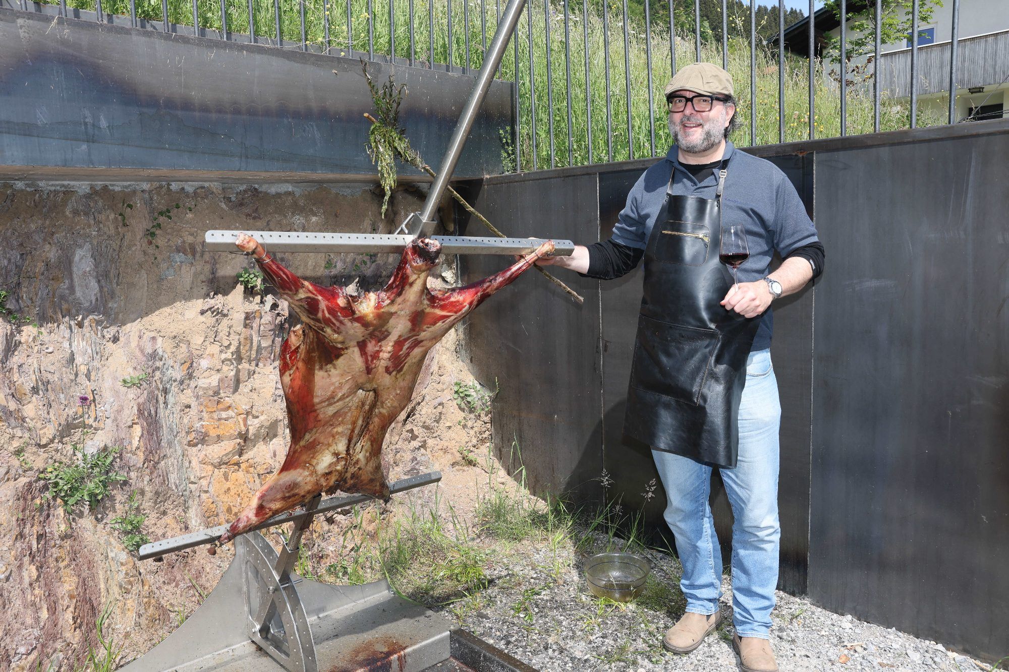 bernd Simons mit Rosmarinbusch zum Einpinseln des Fleisches mit Öl.