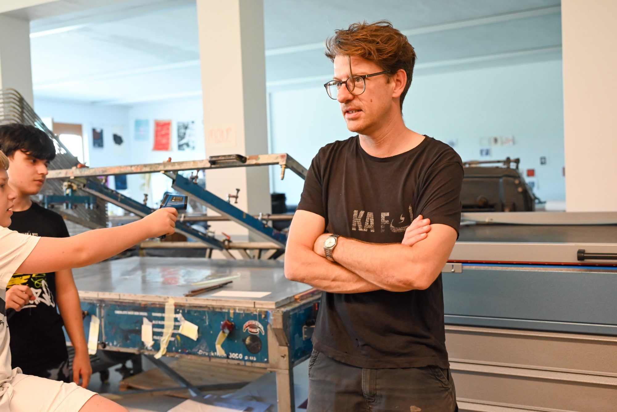 Lehrer Pirmin Hagen führte die Klasse in die Siebdrucktechnik ein.