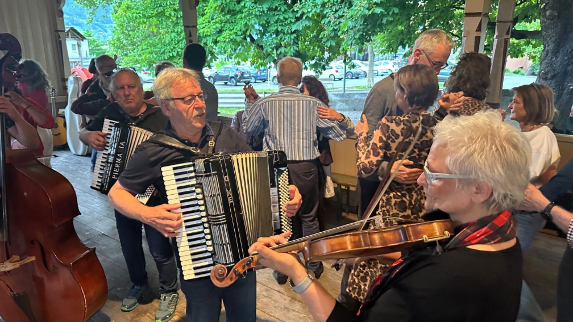 Auch Günter Konzett griff zum Akkordeon und spielte mit.
