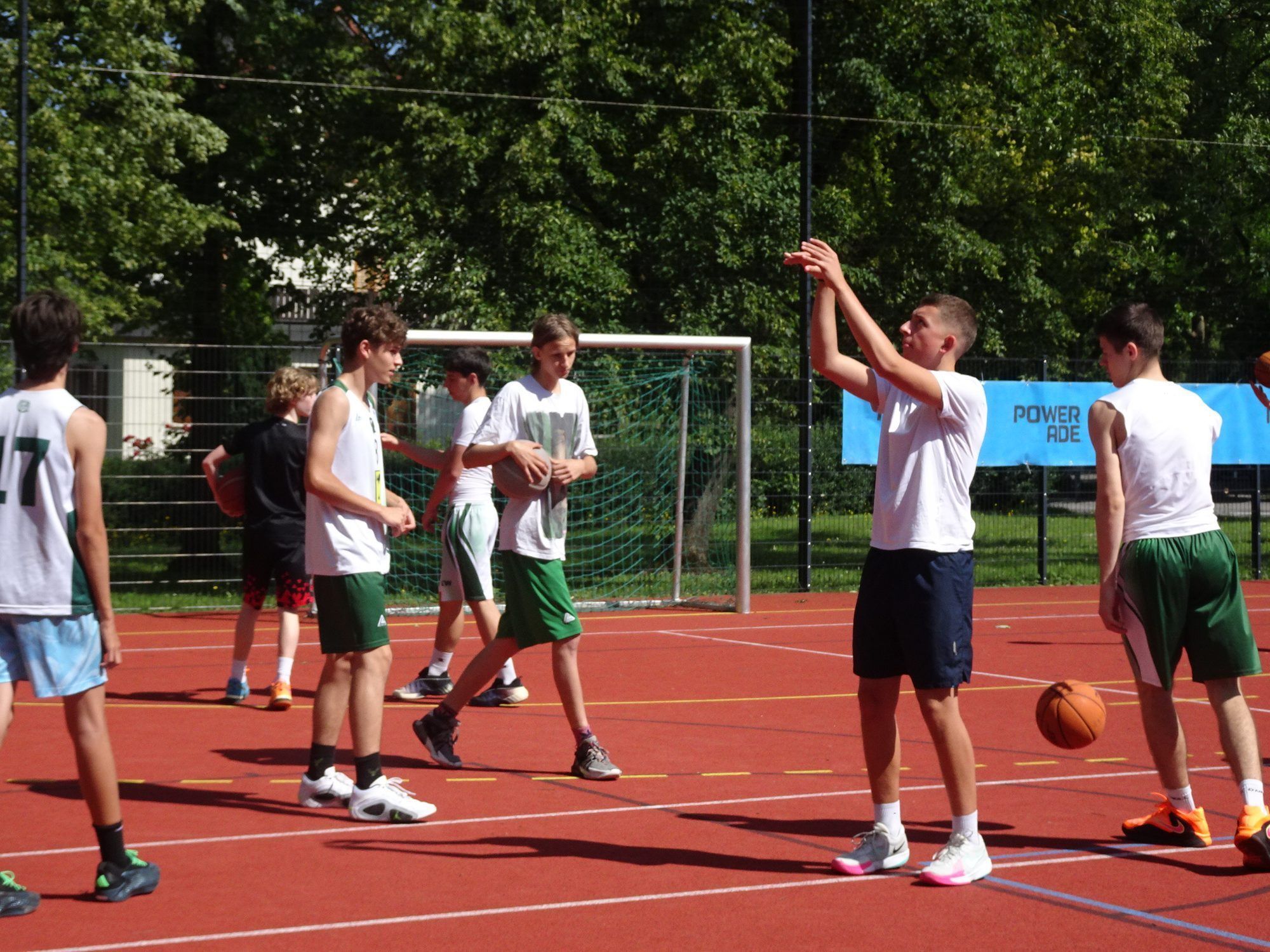 Auf den Courts des Sportgymnasiums lieferten sich die Spieler spannende Duelle.