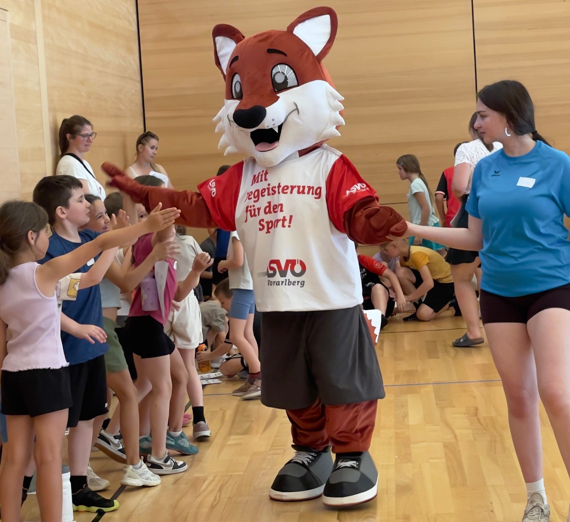 Begeisterung beim Sportfest mit Unterstützung durch Maskottchen Filou