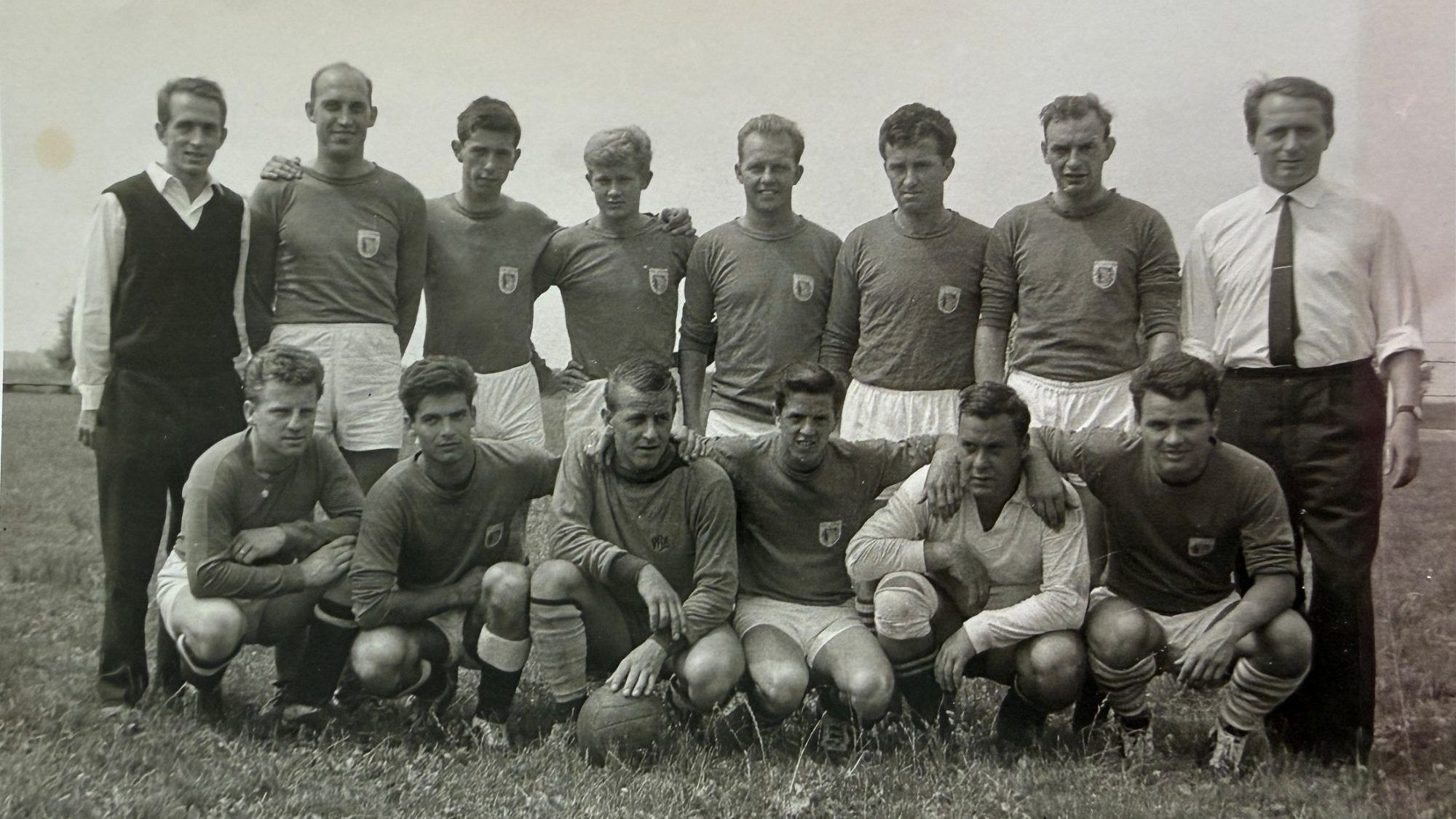 Bilder wecken Erinnerungen: Die Kampfmannschaft des SV Lochau Anfang der 1960er Jahre mit Linus Degasperi, Josef Denifl, Günther Amann, Karl Gamper, Anton Amann und Elmar Pechlaner (vorne von links); Franz Schmid, Pino Reichhalter, Roland Schlattinger, Reinhard Jäger, Franz Forstinger, Lois Degasperi, Norbert Ill und Adolf Schmid.