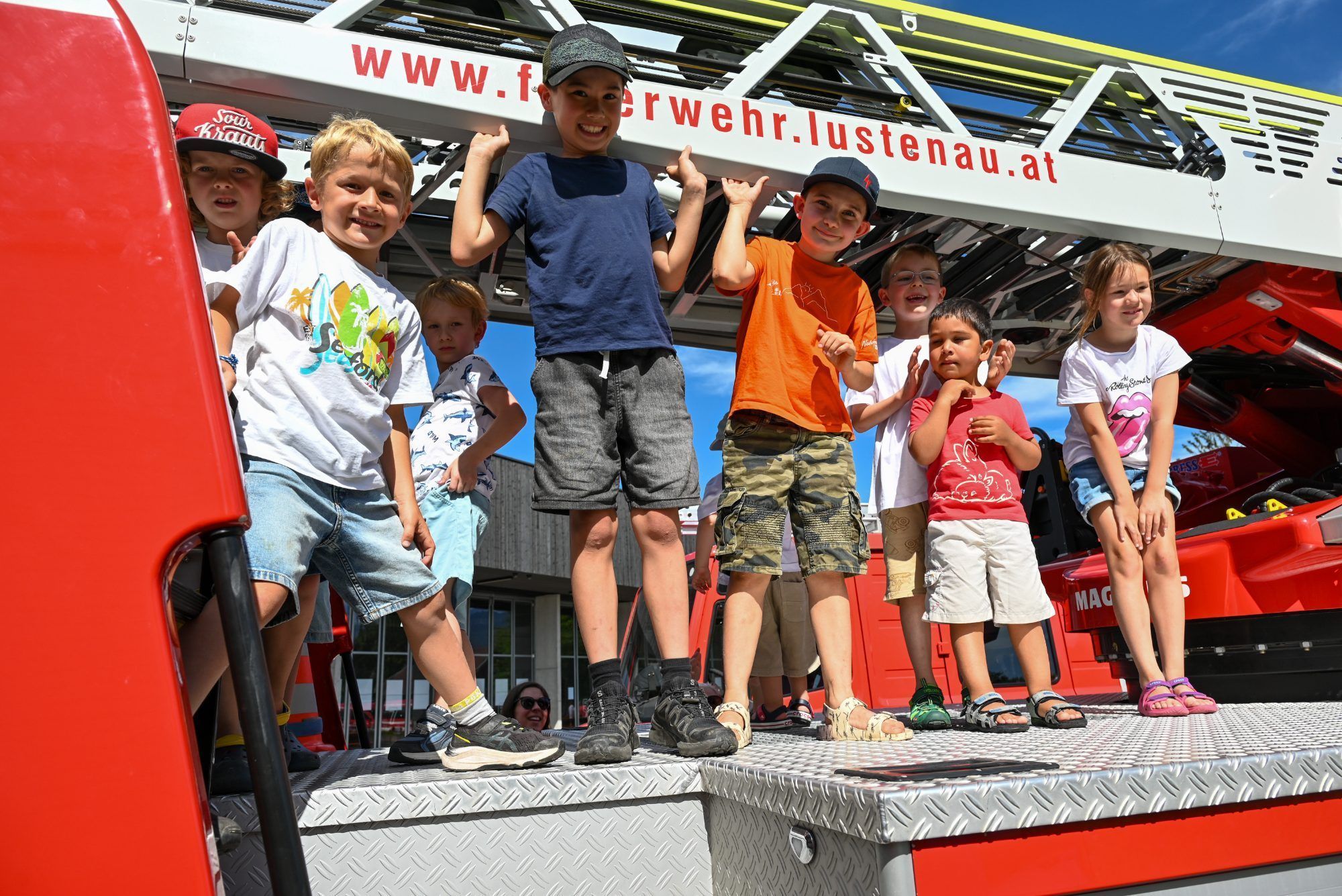 Die Kinder durften die Feuerwehrautos erkunden.