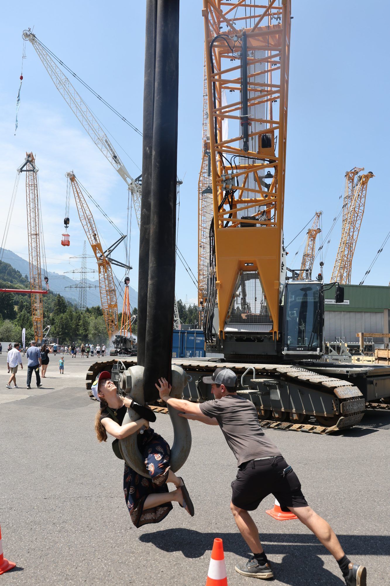 Spaß m it einem Kranelement.