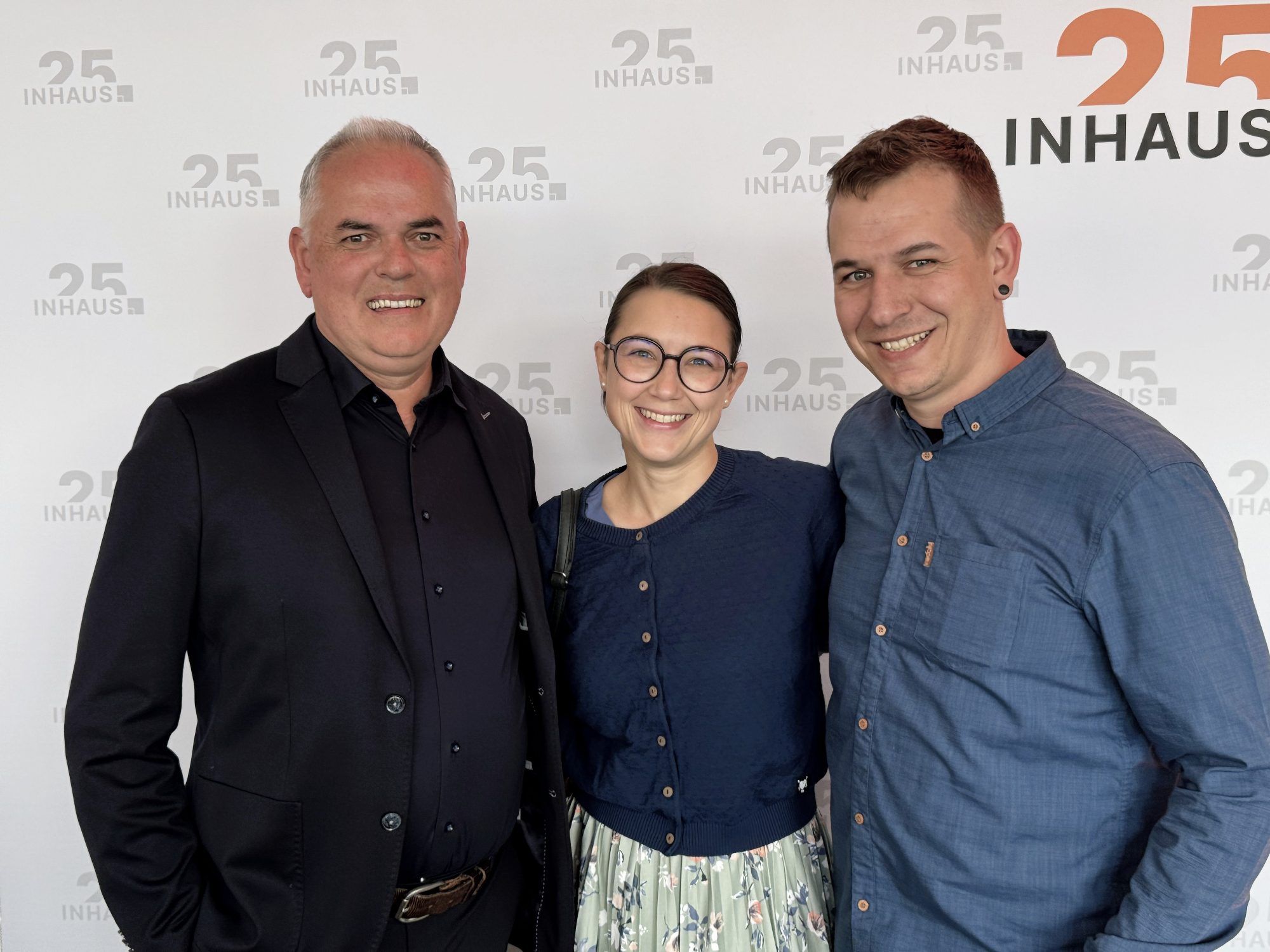 Richard Gruber (INHAUS) mit Nina und Patrick Ströhle.