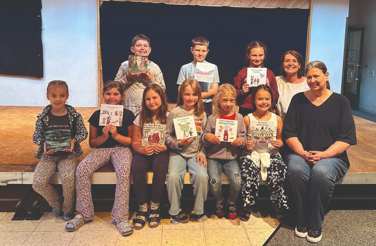 Die Kinder der VS Mittelfeld in Dornbirn mit ihren druckfrischen Büchlein. (Foto: VS Mittelfeld)
