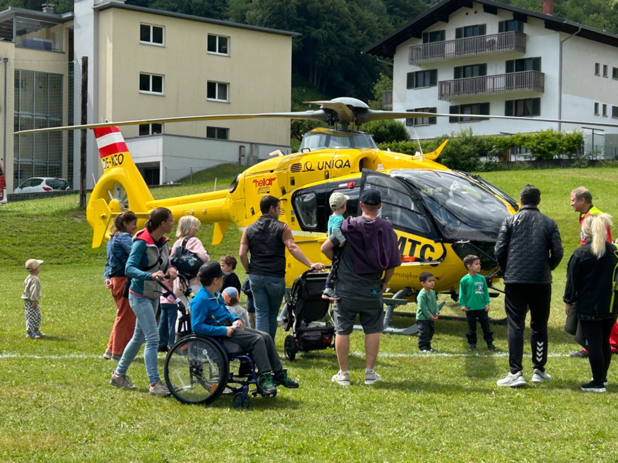 Der Hubschrauber zog das Interesse zahlreicher Besucher auf sich
