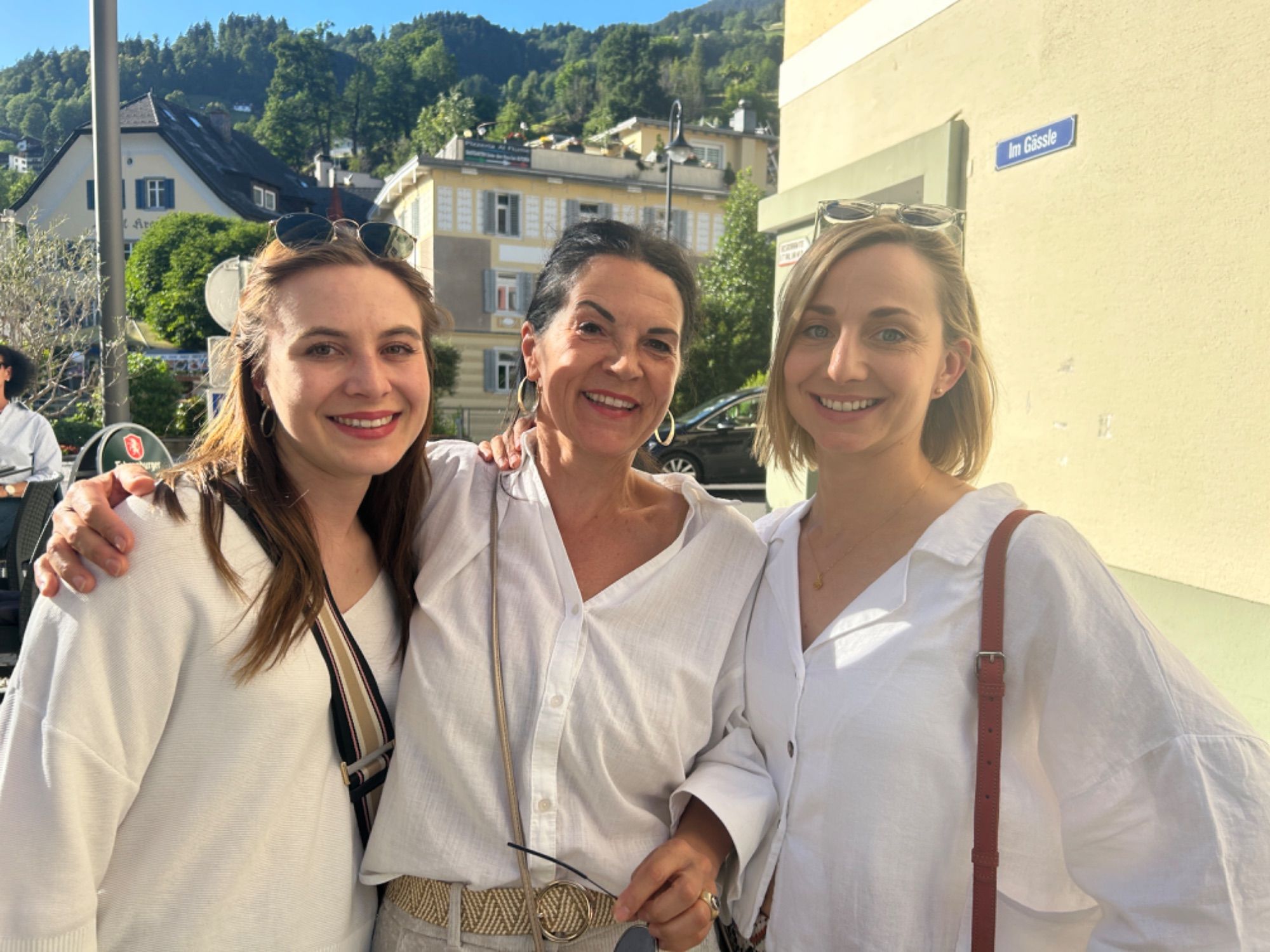 Heike Ganahl mit ihren zwei Nichten Victoria und Carina genoss den lauen Abend