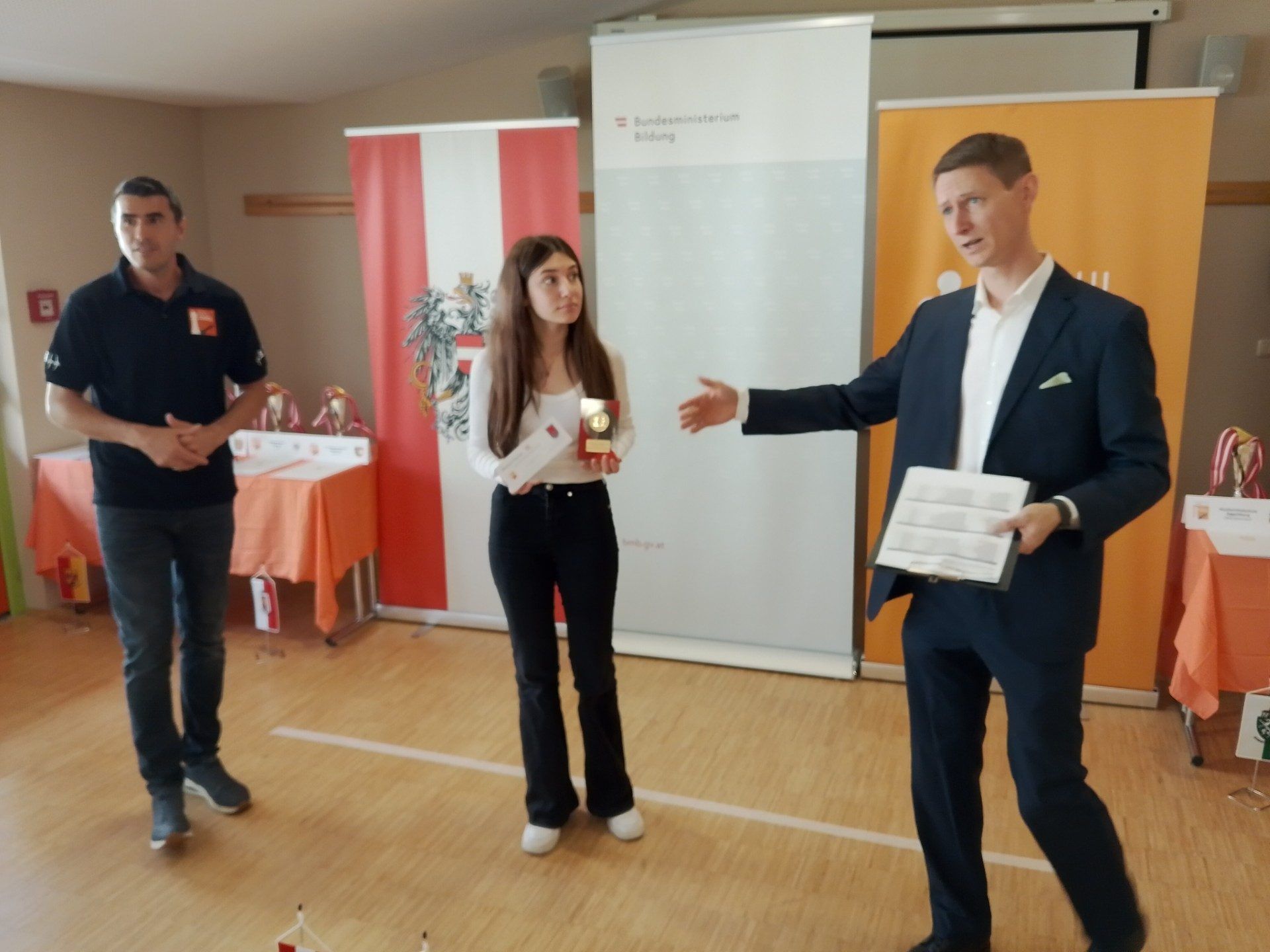 Das Mädchen alleine ist Brettsiegerin Ranya Munzur.