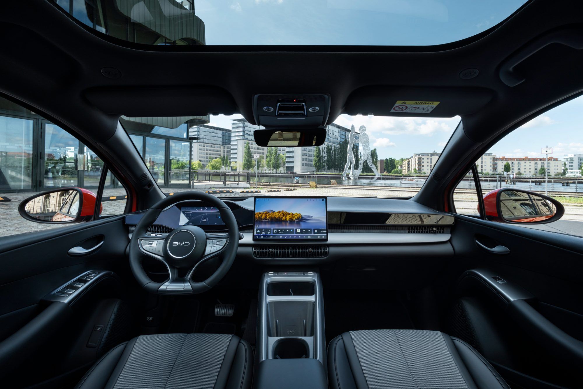 Der Touchscreen ist ausreichend bemessen und fix montiert statt drehbar. Das geradlinig gestaltete Dolphin G-Cockpit wirkt insgesamt aufgeräumt und ist ergonomisch tadellos gelöst