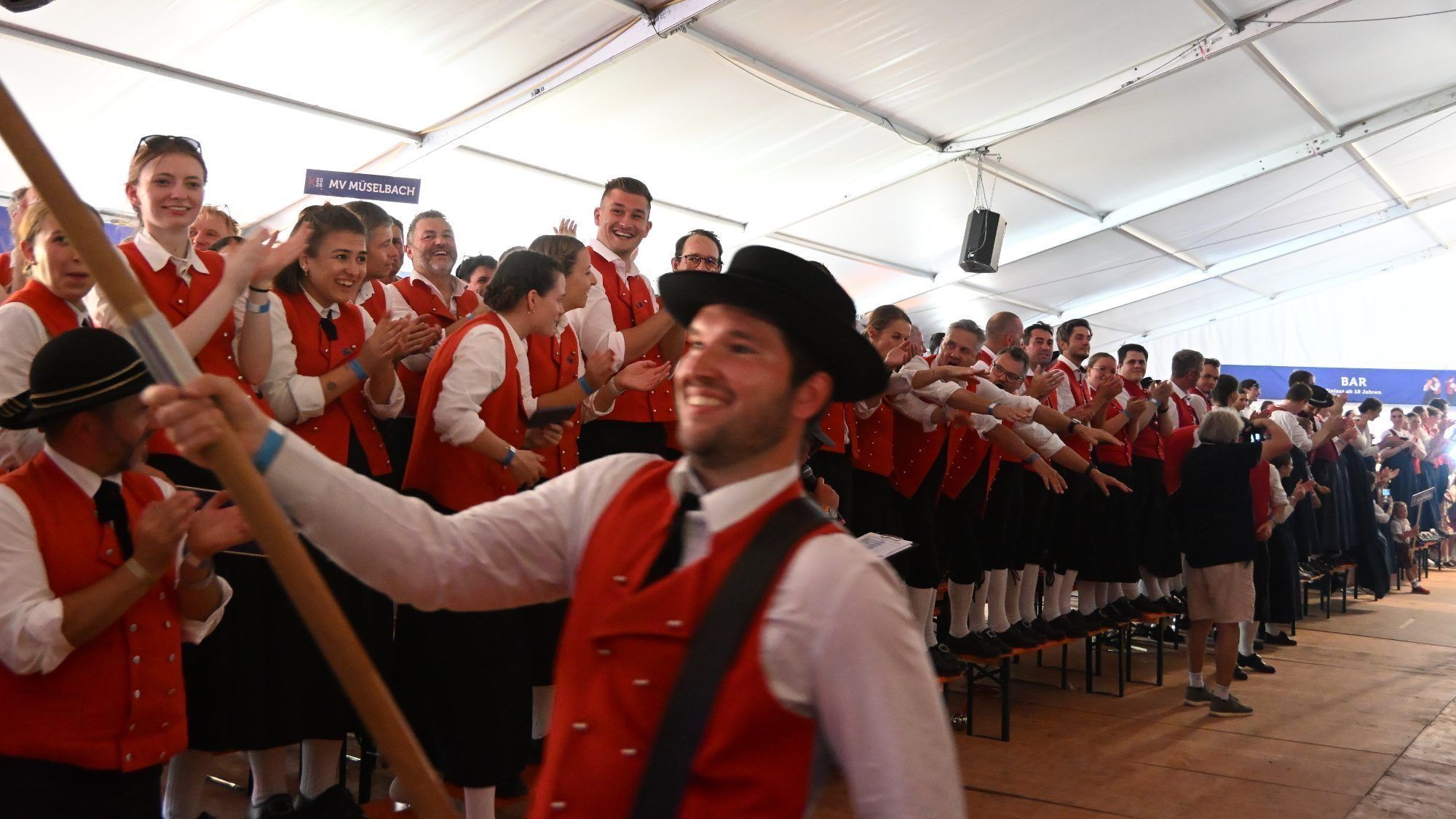 Hochstimmung beim Fahneneinzug in Krumbach