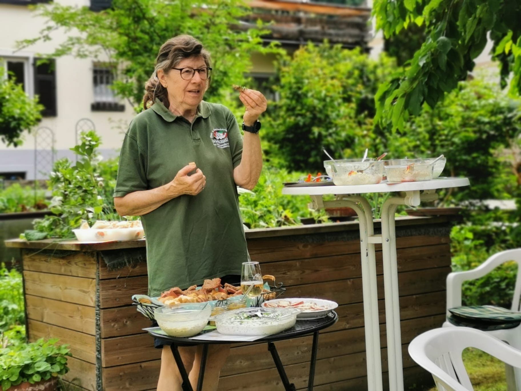 Ingrid Benedikt führte die Teilnehmerinnen und Teilnehmer durch ihren Garten und stellte zahlreiche Kräuter und essbare Blüten vor.