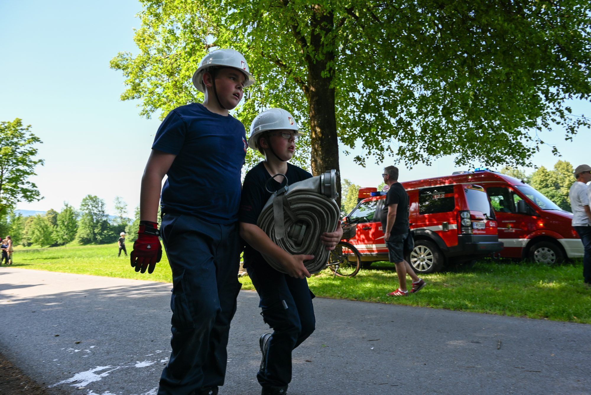 Die Jugendlichen stellten eine 300 Meter lange Wasserzubringerleitung her, um ein weiteres Ausbreiten des Brandes zu verhindern.