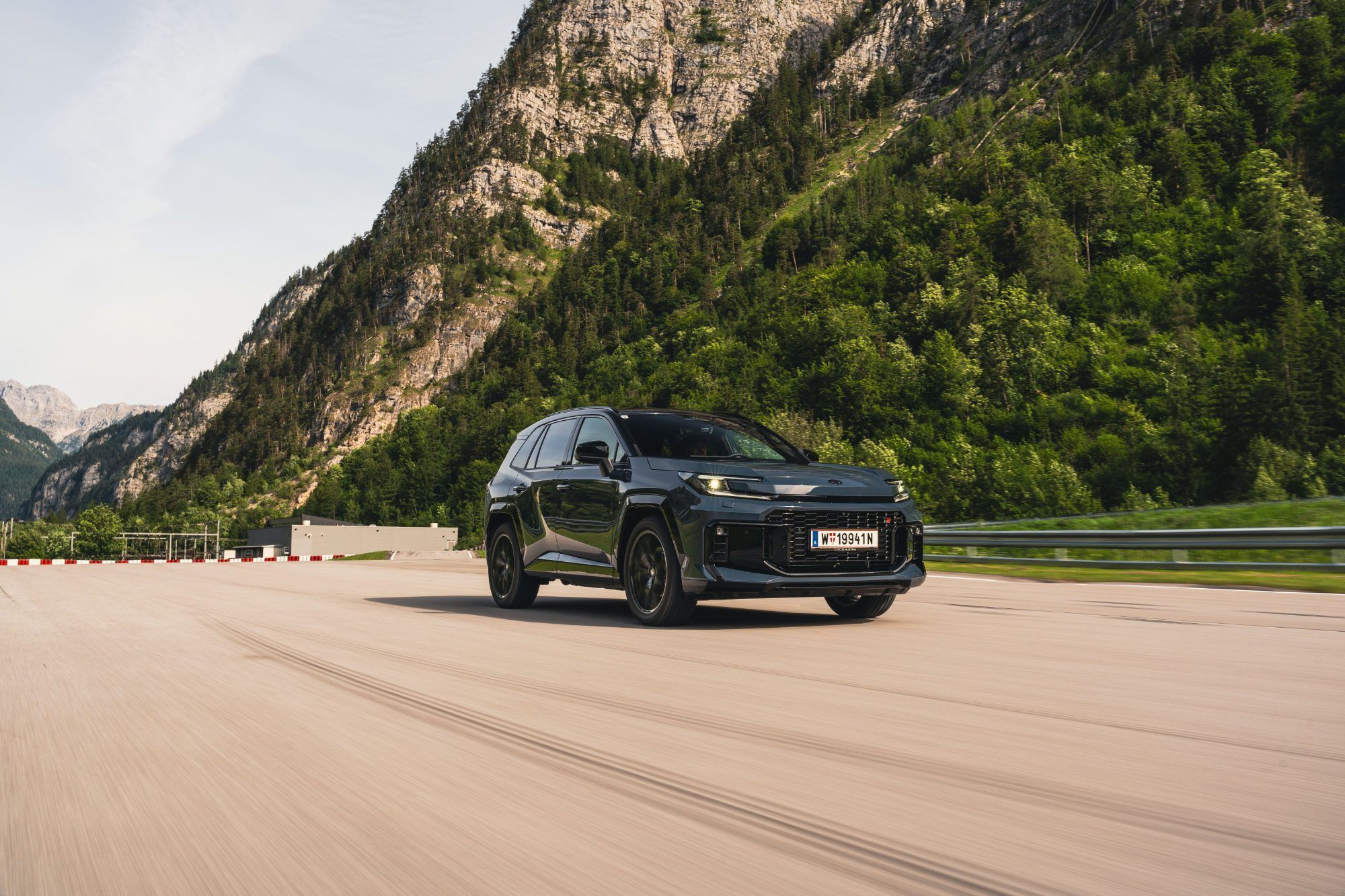 Kantiger als bisher, aber ungebrochen robuster Look: Der Toyota RAV4 bleibt auch in sechster Generation seinem Tugenden treu. Zugelegt hat er aber bei den Antriebs-Varianten