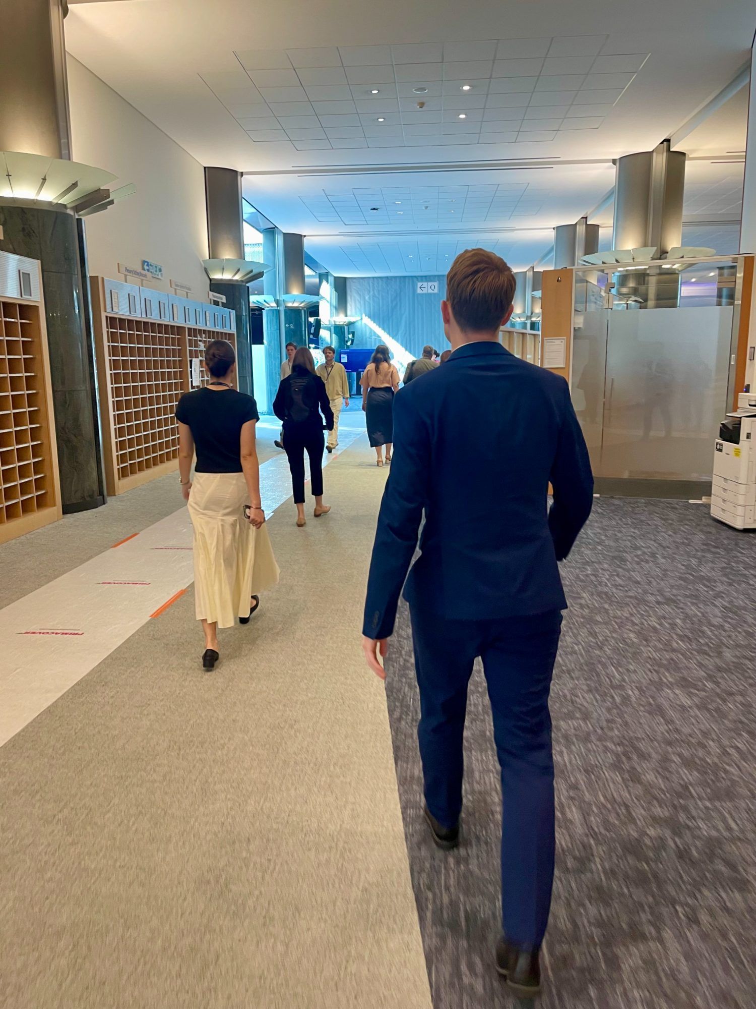 Simon Fink führt gerne Besuchergruppen durch das EU-Parlament.