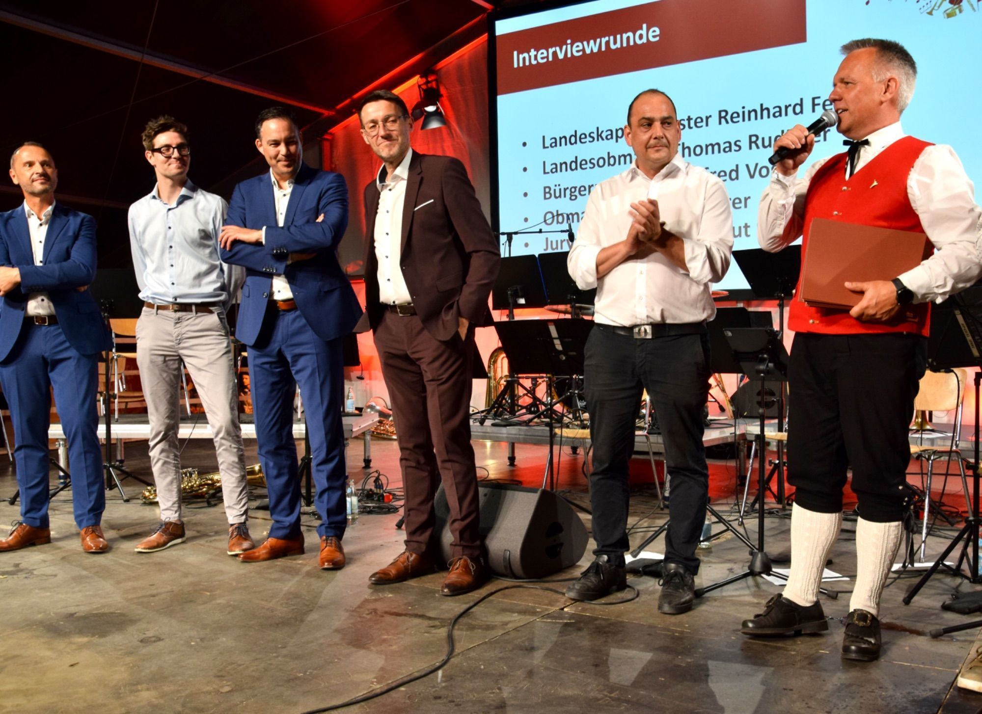 Vier der fünf Juroren, VBV-Landeskapellmeister Reinhard Fetz (2. v. r.) und VBV-Landesobmann Thomas Rudigier (r.)