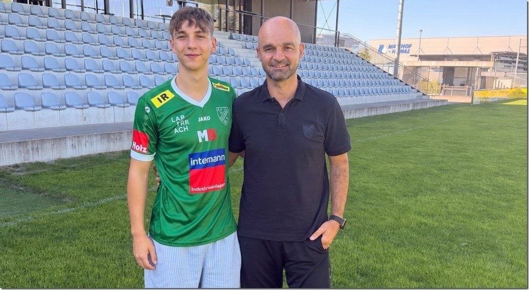 Felix Oberwaditzer mit Sportchef Zlatko Jurcevic spielt nun in Lauterach. VEREIN
