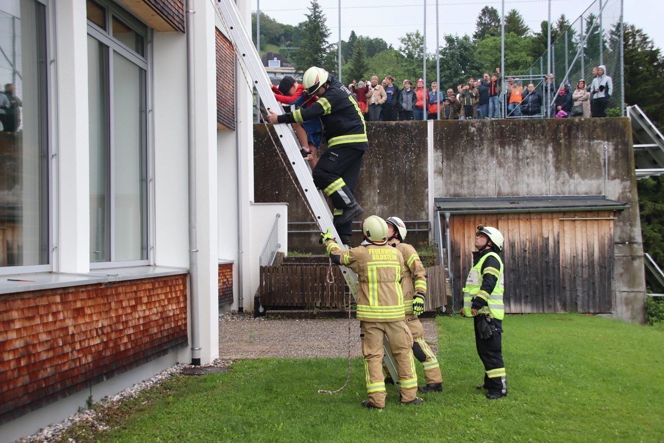 Die Schüler und Lehrpersonen verließen die Klassen über eine Leiter. (Foto: NAM)