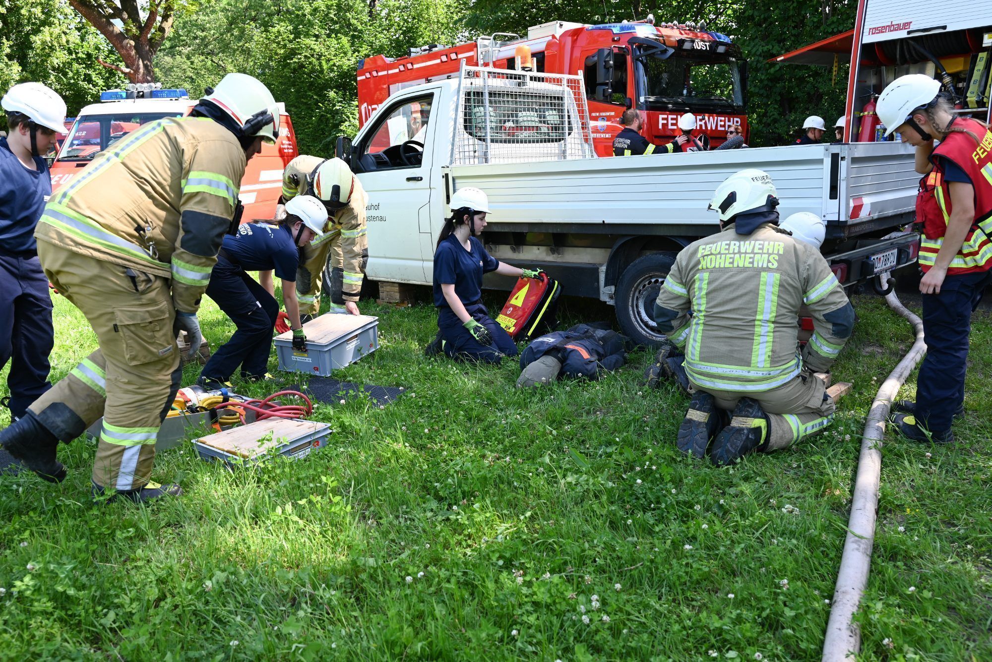 Eine eingeklemmte Person musste unter einem Auto geborgen werden.
