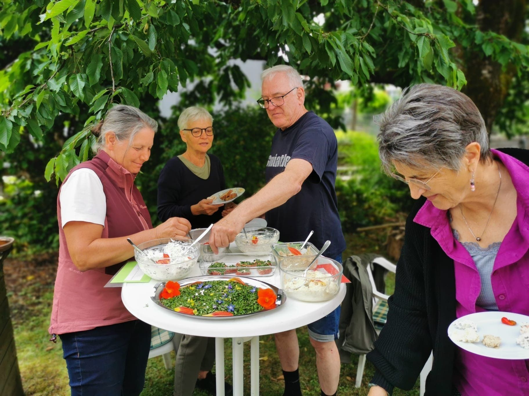 Die Gäste genossen einen köstlichen Frühlingsbrunch im schönen Ambiente des Naturgartens.