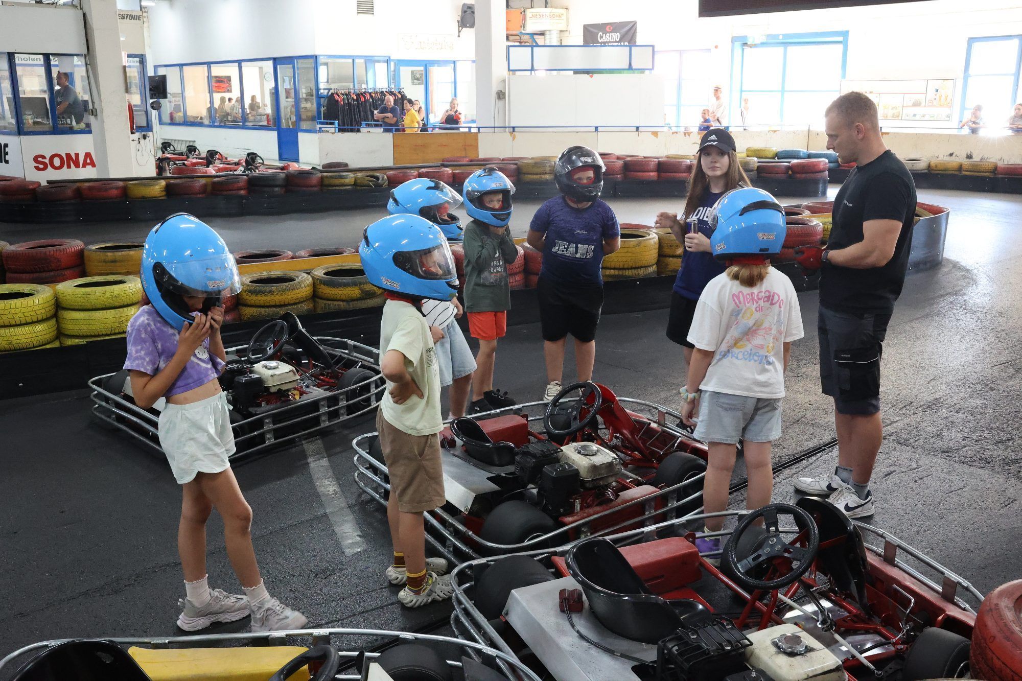 Volelr Vorfreude bestiegen die Kidner die Karts.