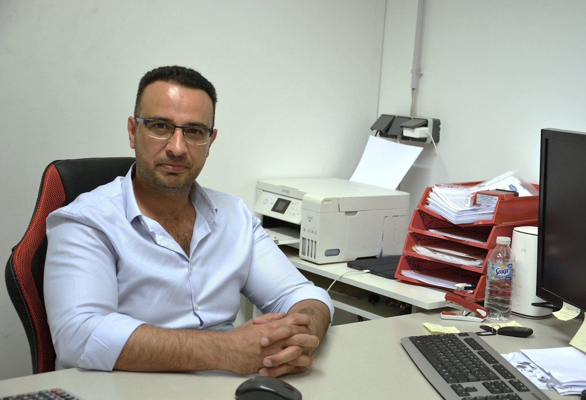 In seinem Büro lässt Wael Bakour seine von Krieg und Flucht geprägte Vergangenheit Revue passieren. HRJ